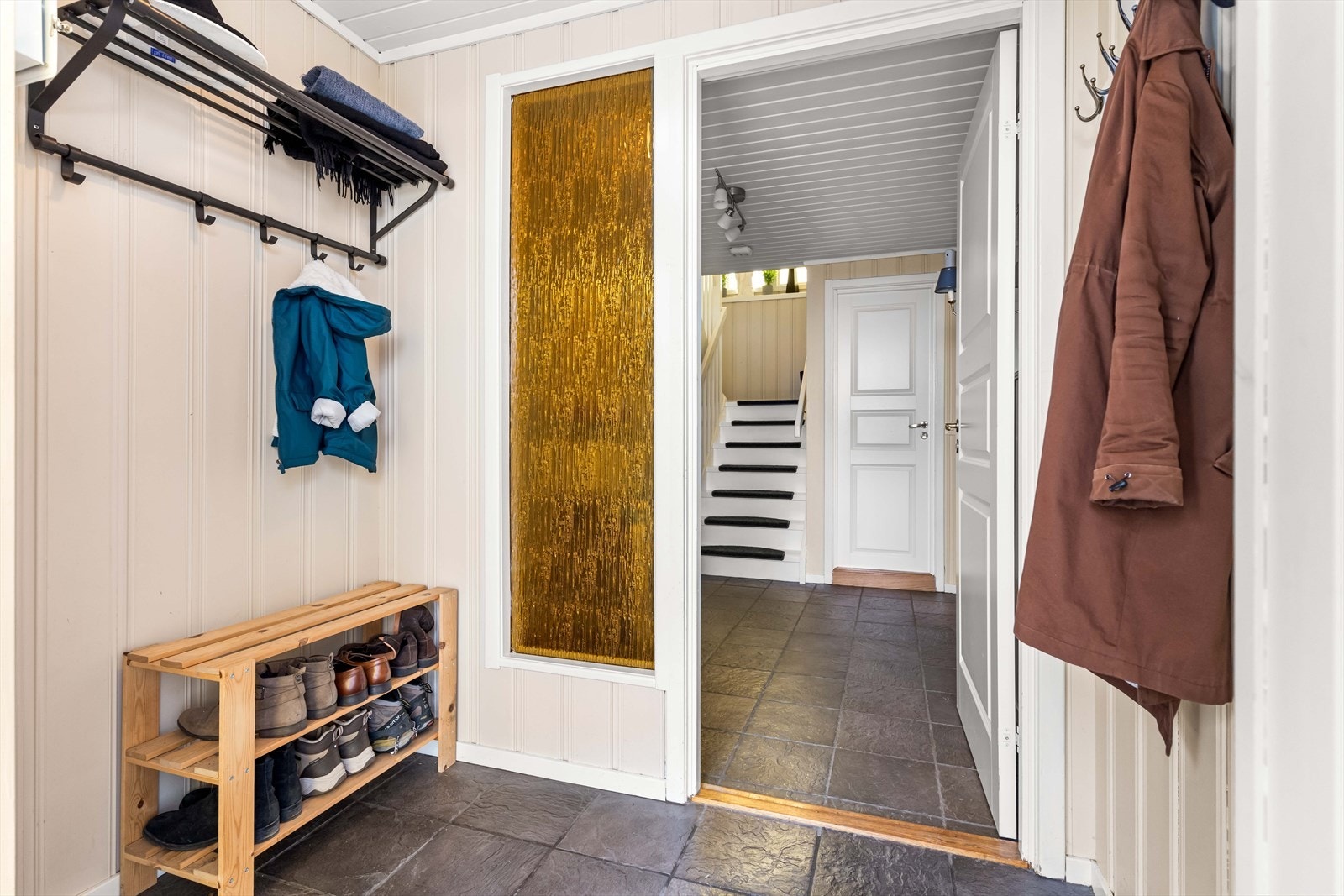 Entréen gir god plass til å henge fra seg yttertøy. Galleribilde