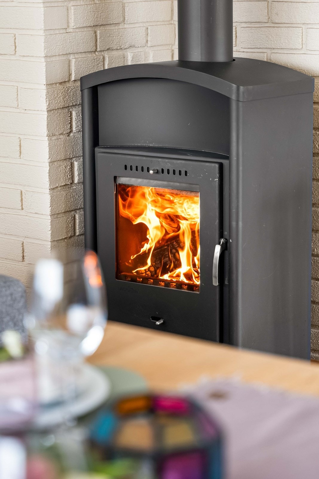 Som et ekstra stemningsskapende moment har stuen en peis som gir ekstra varme. Galleribilde