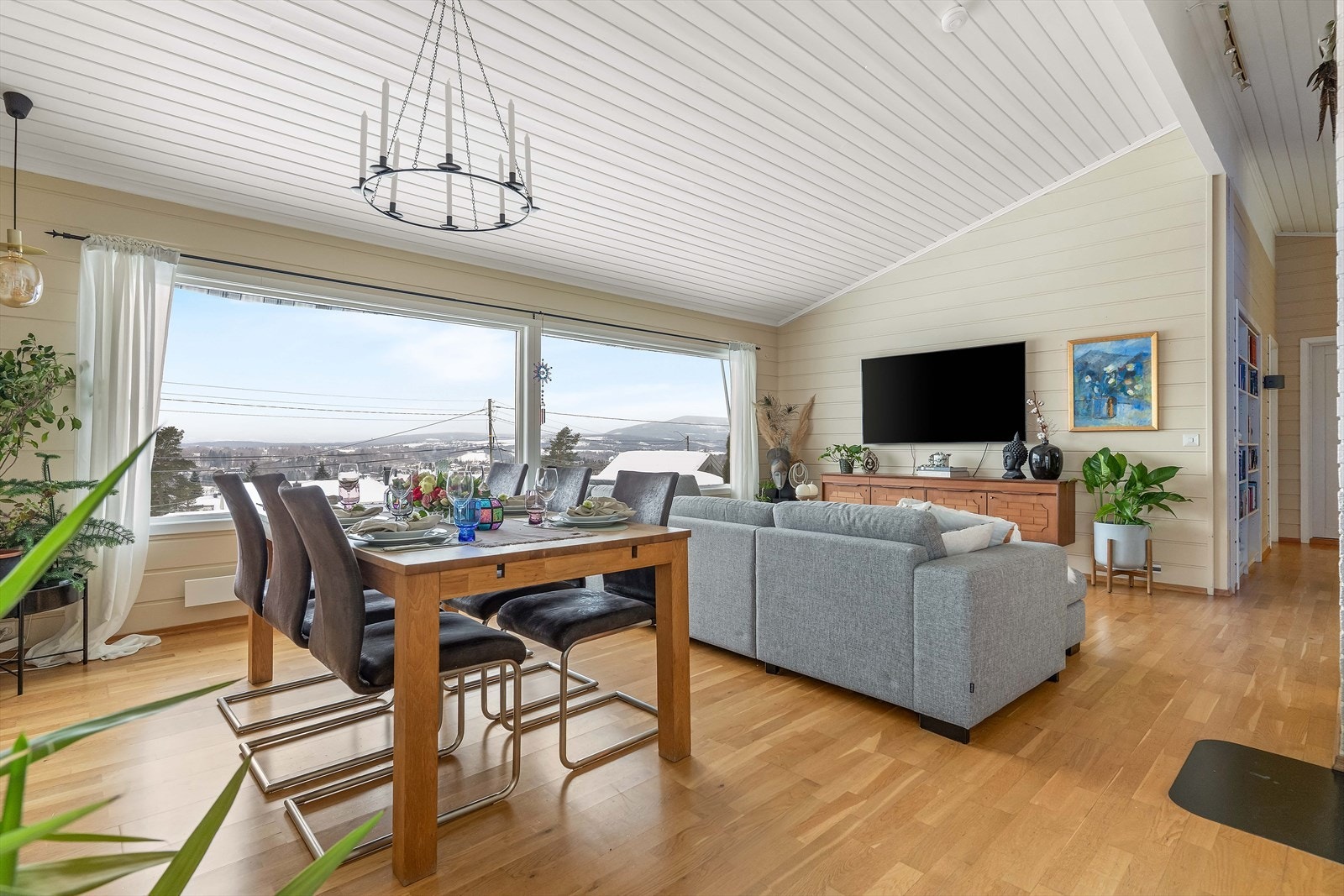 Generøs takhøyde og store vindusflater gir en god romfølelse. Galleribilde