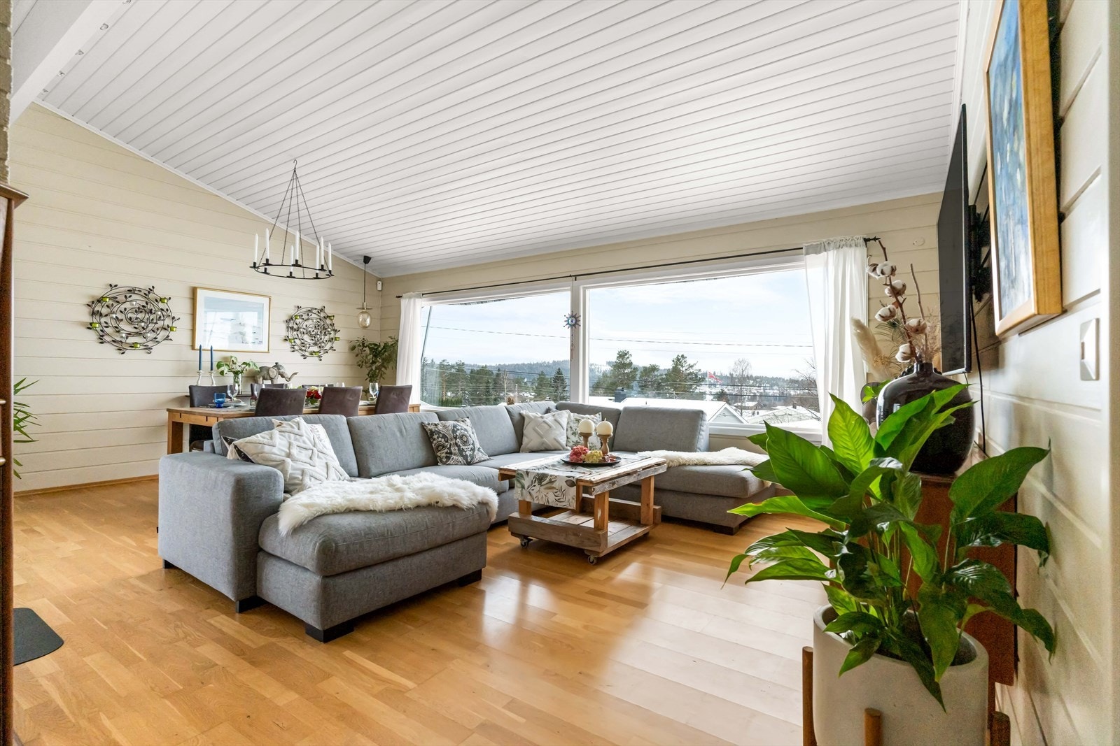 Stuen er åpen og romslig med gode lysforhold via store vinduer. Galleribilde