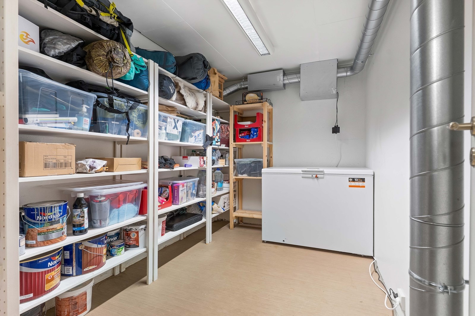 Praktisk hyllesystem gir gode oppbevaringsmuligheter. Galleribilde