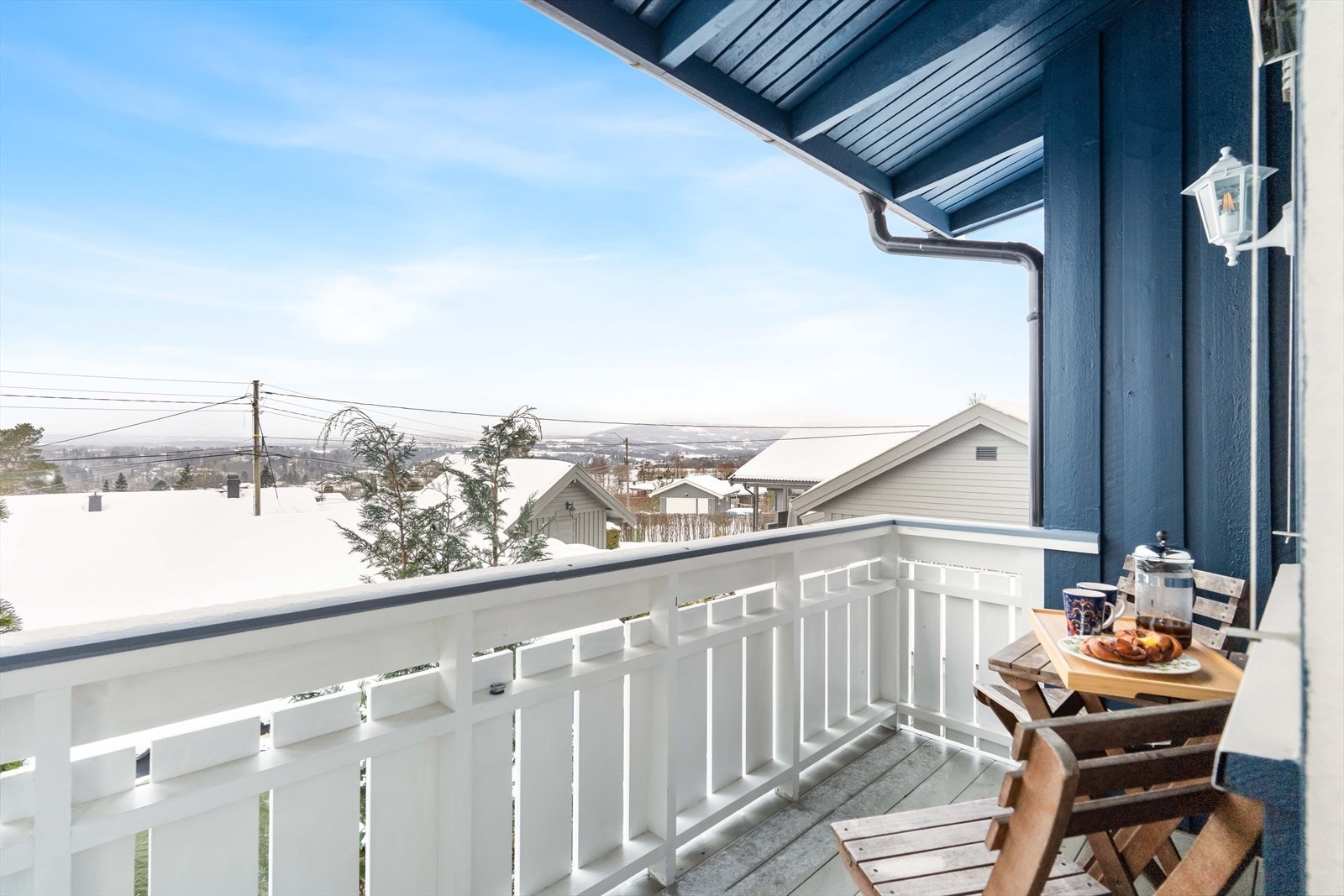 Fra soverommet kommer man ut til en koselig balkong med plass til en sittegruppe. Galleribilde
