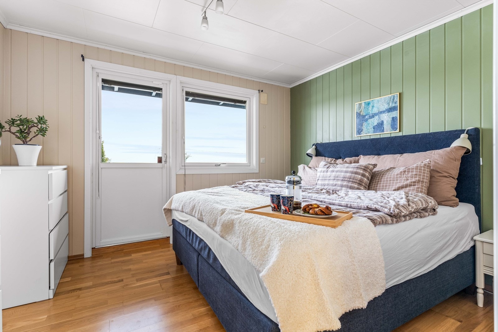 Hovedsoverommet er av god størrelse, med plass til både dobbeltseng og tilhørende nattbord. Galleribilde