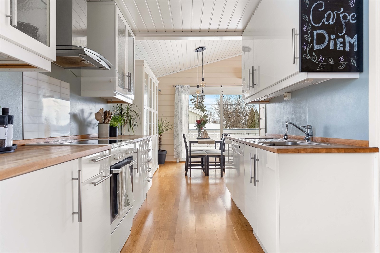 Kjøkkenet har en bruksvennlig og praktisk L-form med mye arbeidsplass. Galleribilde