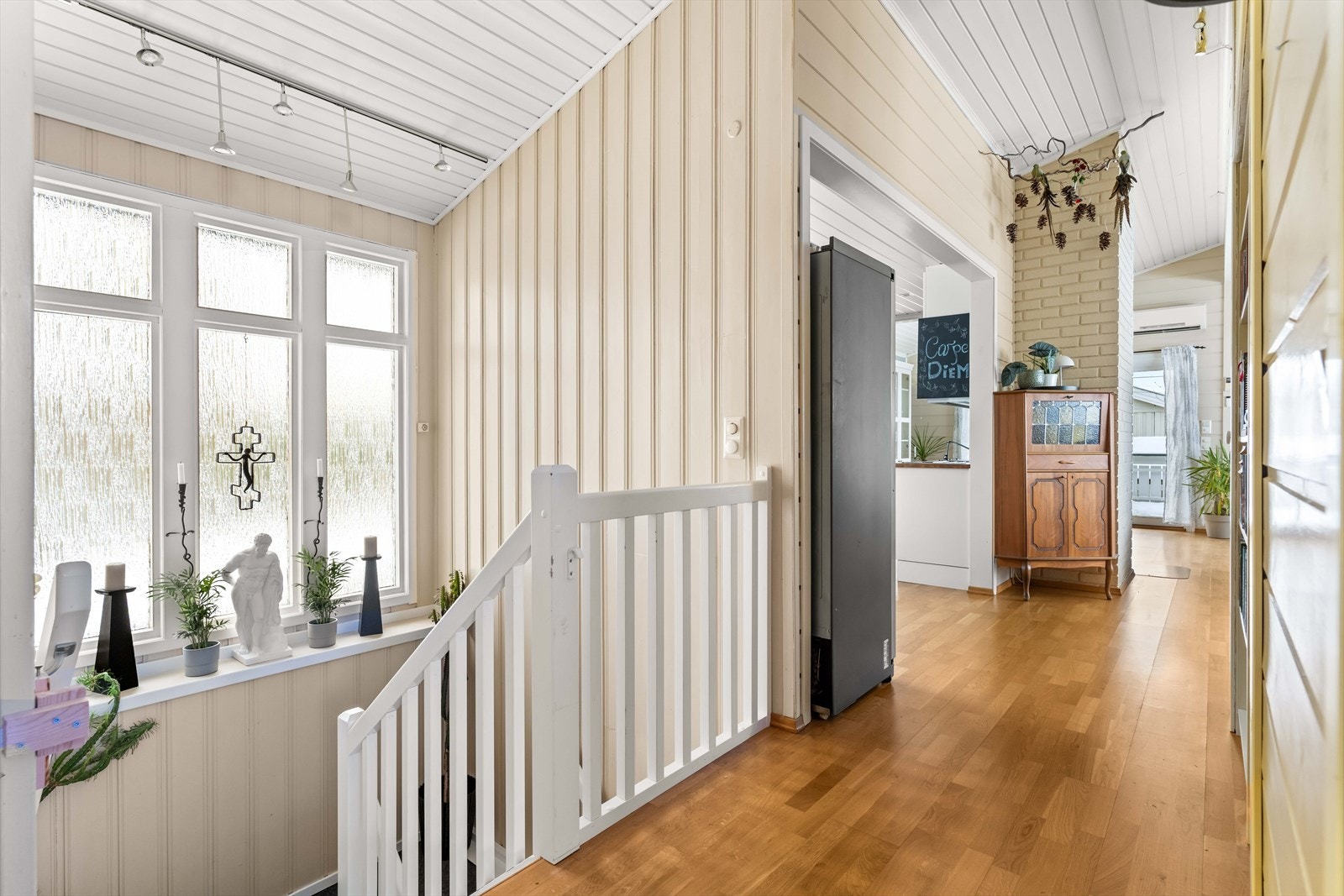 I 1. etasje blir en møtt av en lys gang som tar oss inn til stue/kjøkken. Galleribilde