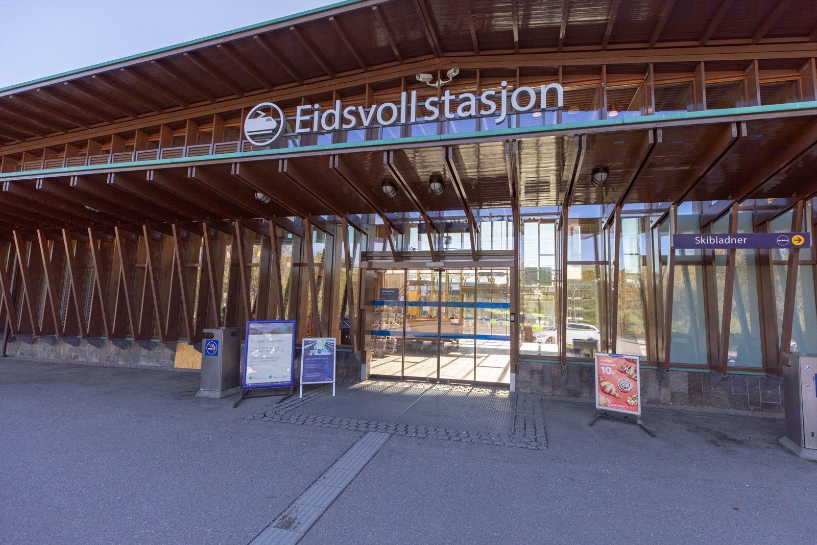 Eidsvoll stasjon ligger ca 6 minutter unna i bil, her kan man ta tog som går regelmessig mot Oslo/Gardermoen og mot Hamar. Galleribilde
