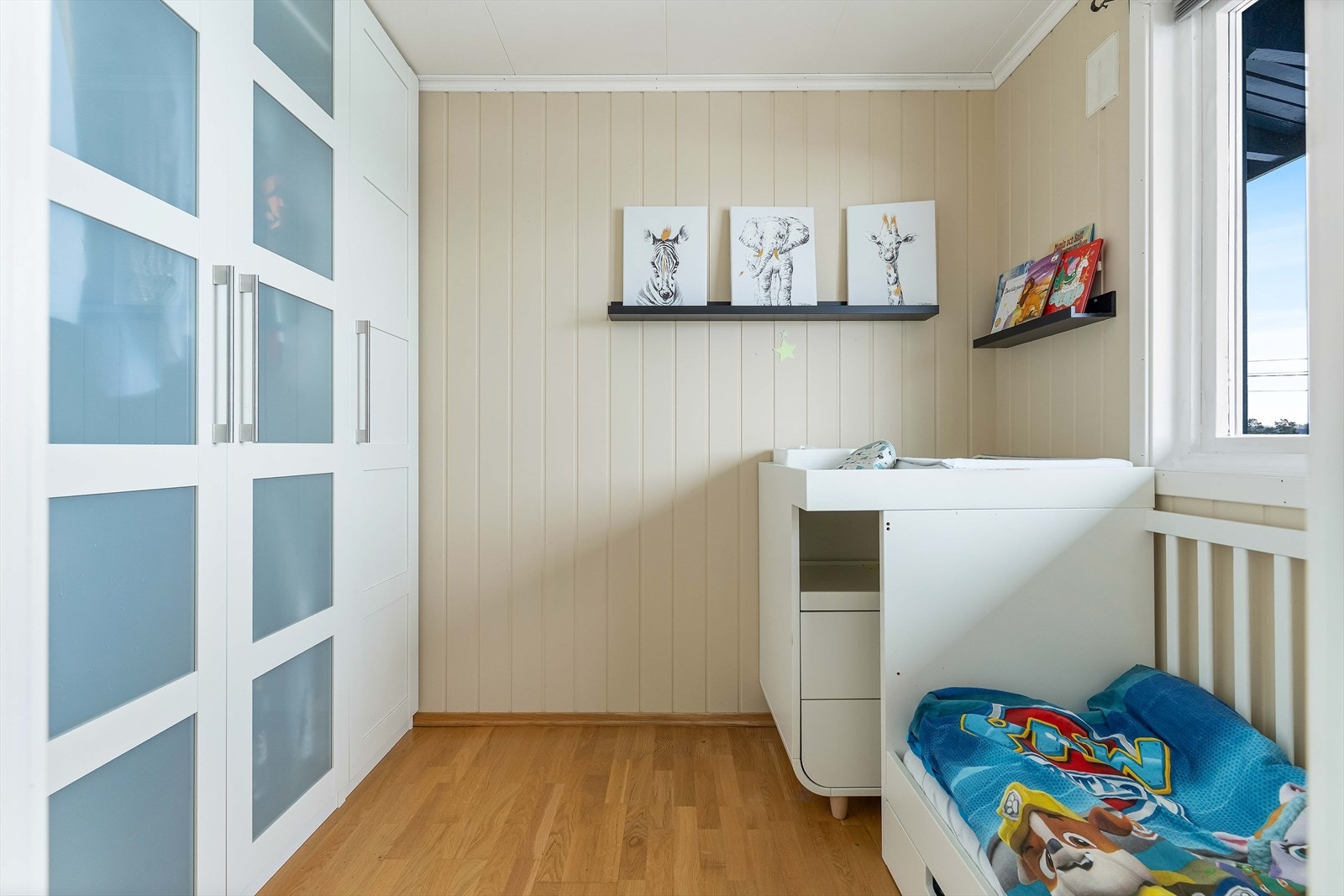 Videre inn er det montert rikelig med garderobeskap langs den ene veggen. Galleribilde