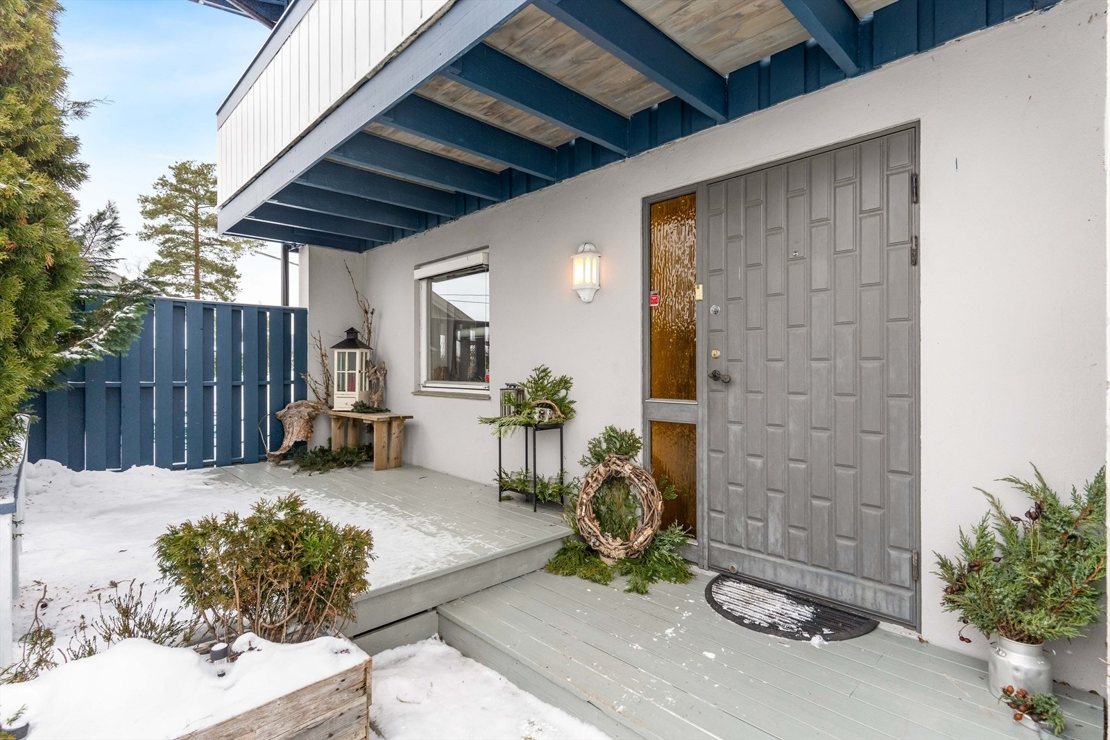 Romslig platting ved inngangspartiet - perfekt for en liten sittegruppe! Galleribilde