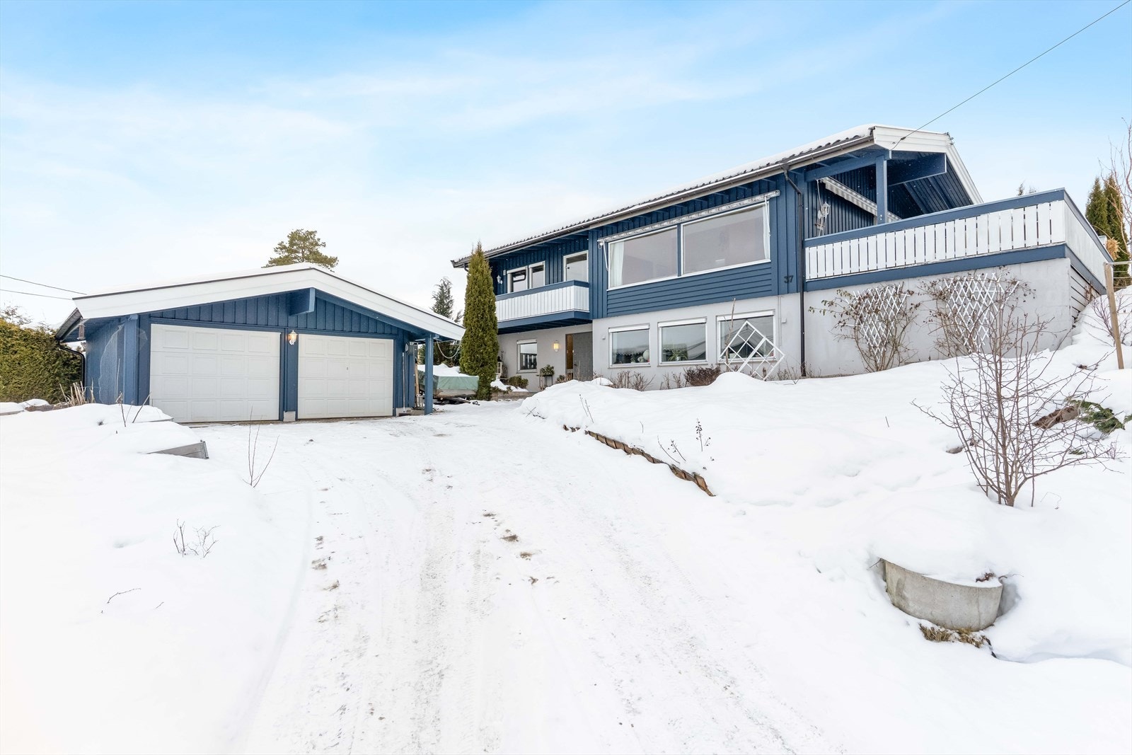 Her får du en pent opparbeidet tomt med stor uteplass og praktisk dobbelgarasje. Galleribilde