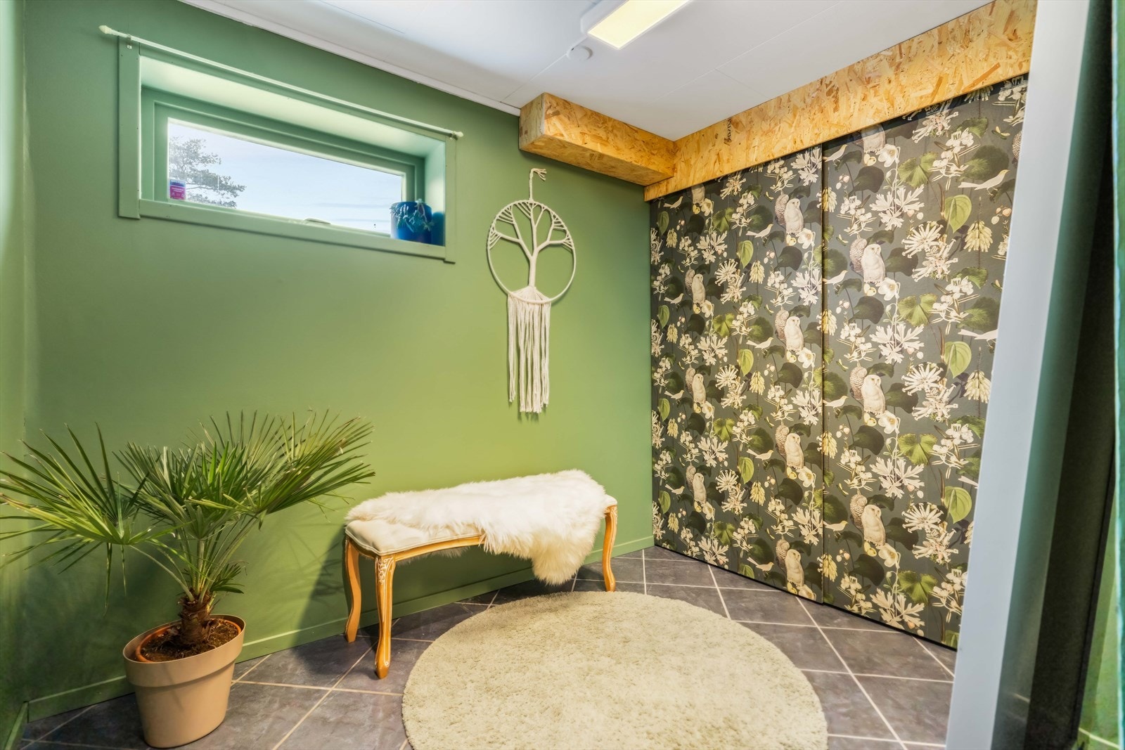 Her skjuler det seg en stor skyvedørsgarderobe bak den stilfulle tapeten. Galleribilde