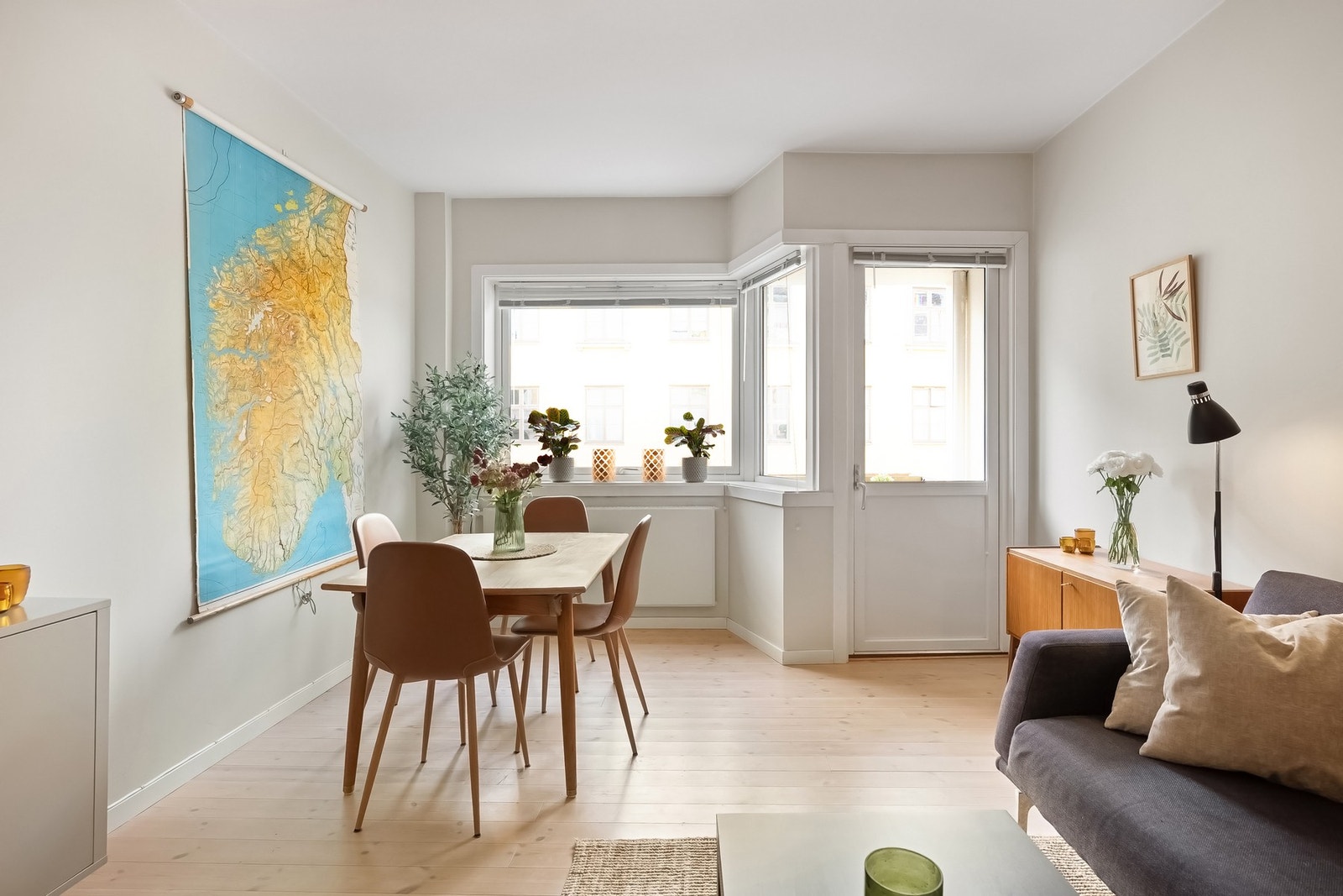 Fin plass til stort møblement i flere soner og fine vindusflater for godt med naturlig lysinnslipp. Galleribilde