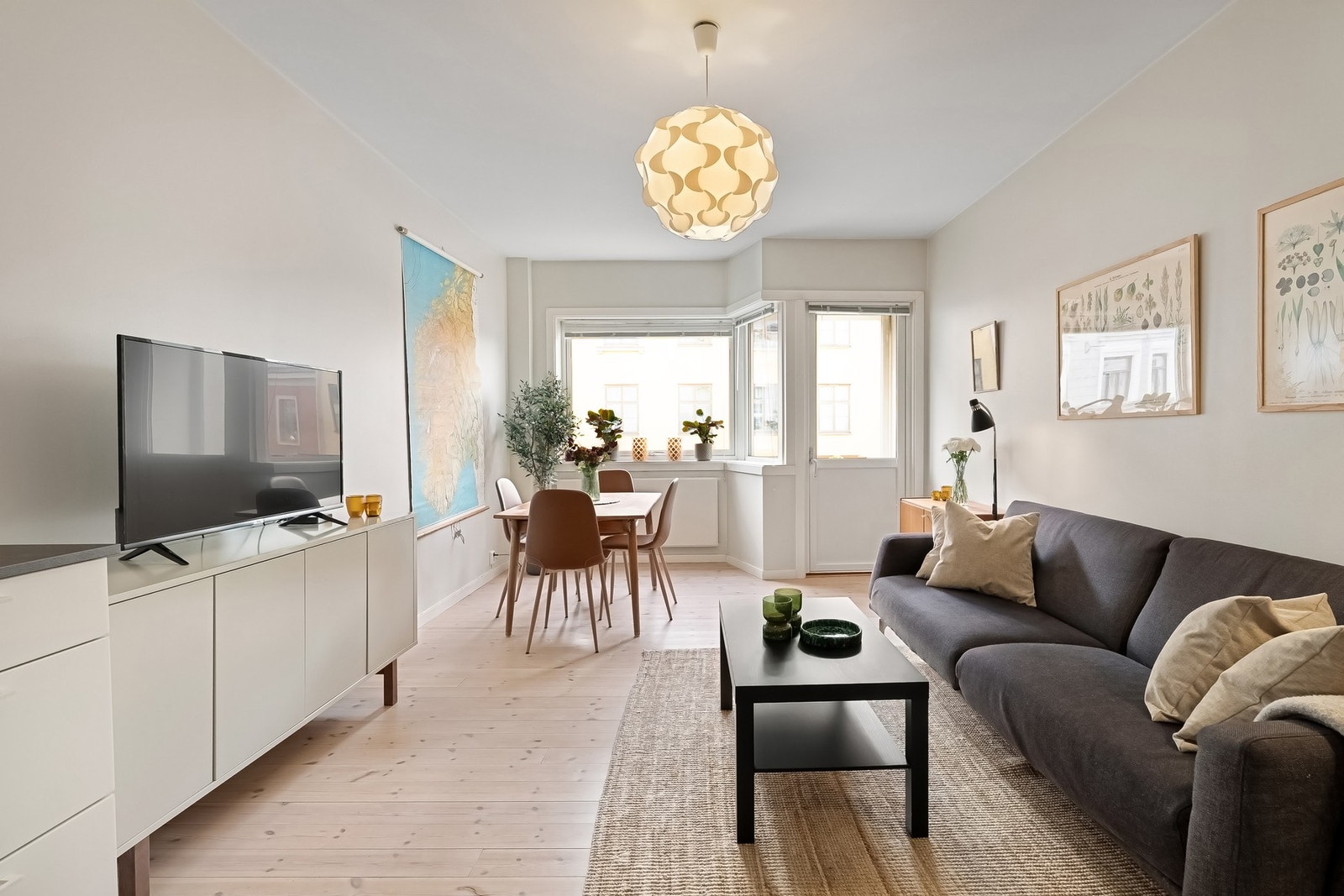 Stue og kjøkken er samlet i en meget velfungerende åpen løsning, som gir et romslig og funksjonelt allrom. Galleribilde