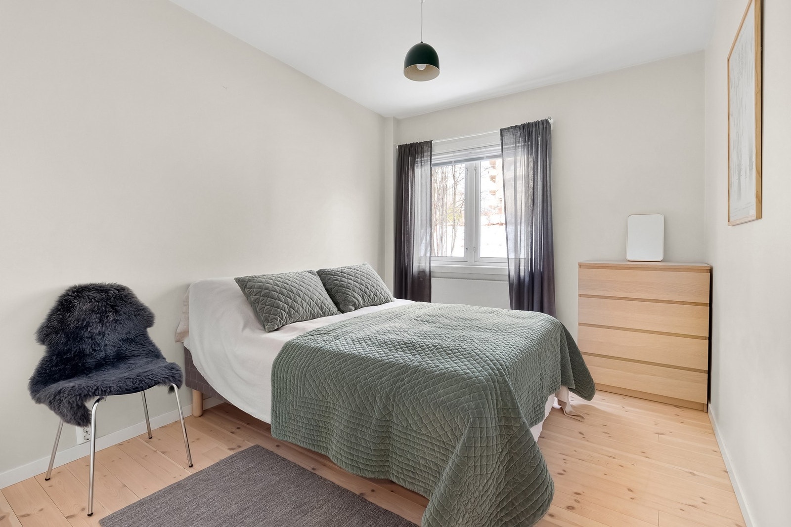 Leiligheten byr på to gode soverom som vender mot skjermet og idyllisk bakgård. Galleribilde