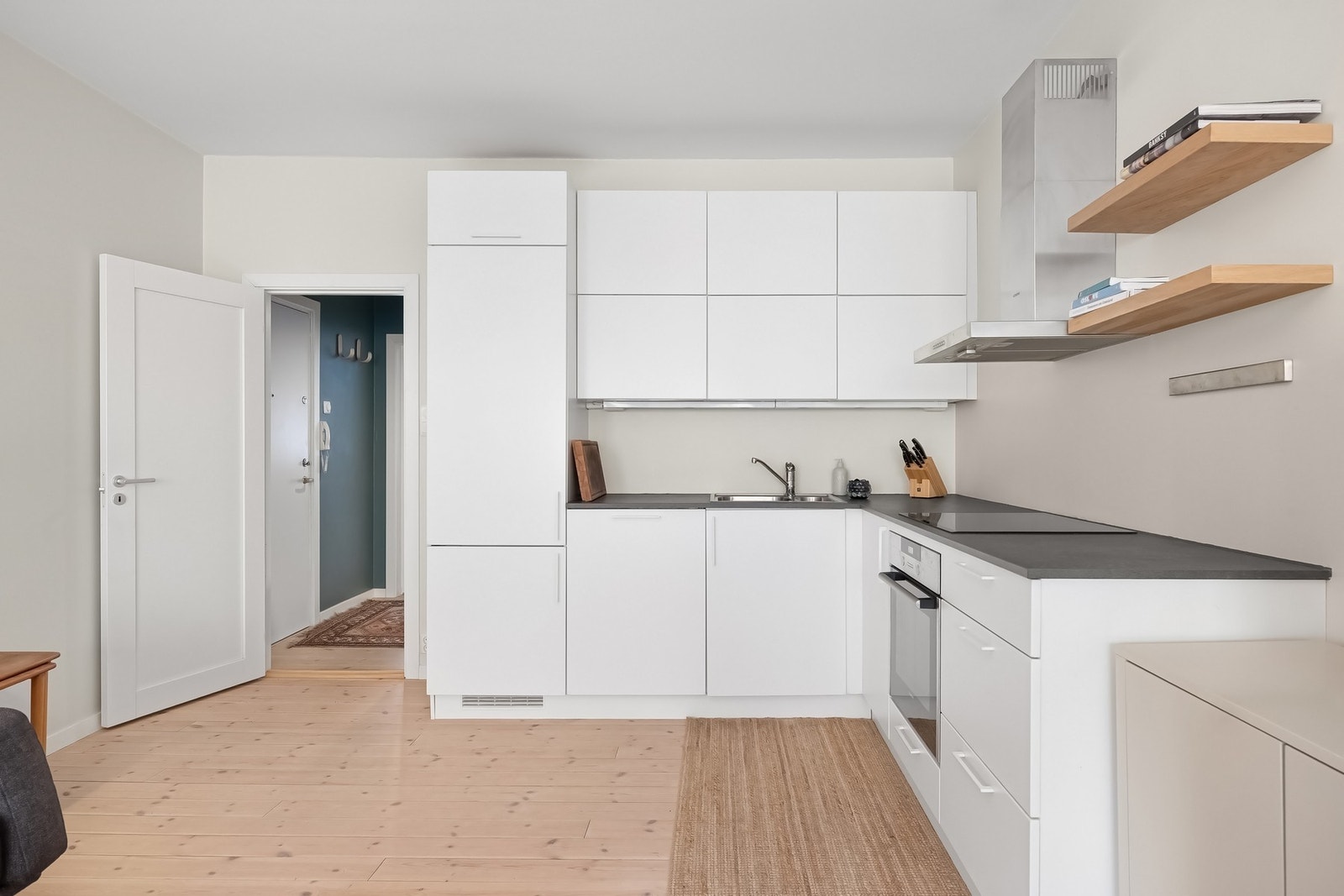 Moderne og stilrent kjøkken fra 2016 med rikelig lagringsplass i skap- og skuffeseksjoner. Galleribilde