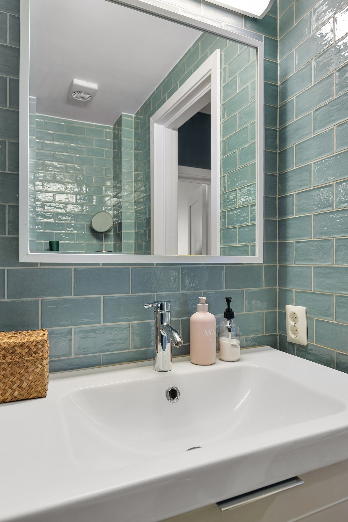 Det ble blant annet etablert ny membran, nytt sluk, varmekabler og ny baderomsinnredning. Opplegg for vaskemaskin. Galleribilde