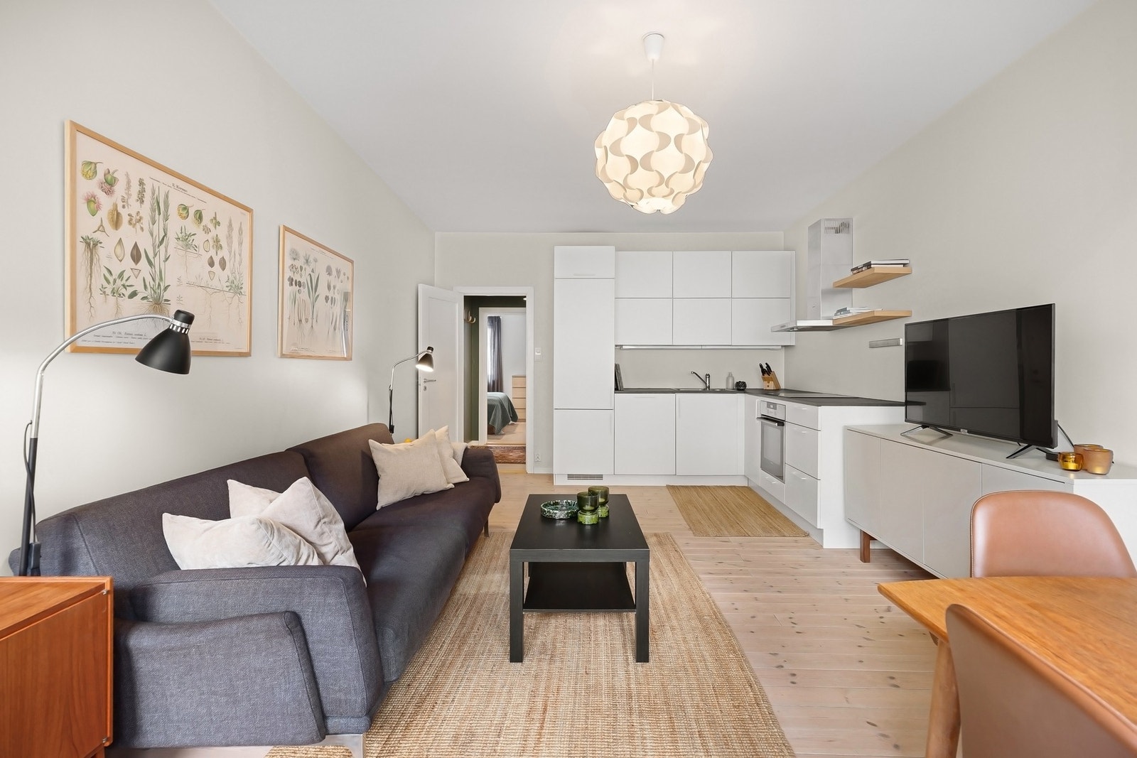 Fyring og TV-anlegg/internett er inkludert i felleskostnadene. Takhøyde på 2,63 meter. Galleribilde