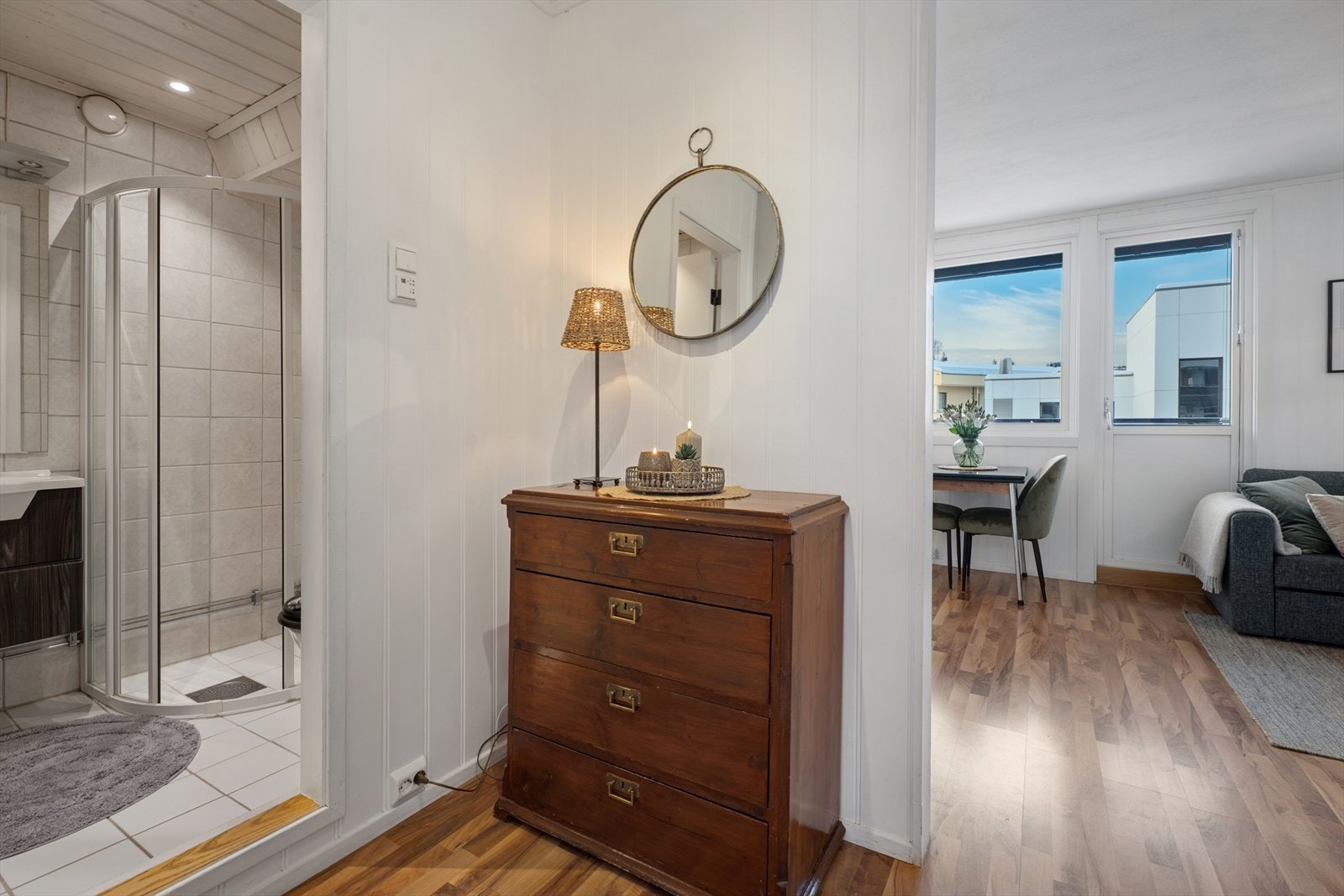 Entréen er romslig med plass til oppbevaringsmøbler. Galleribilde