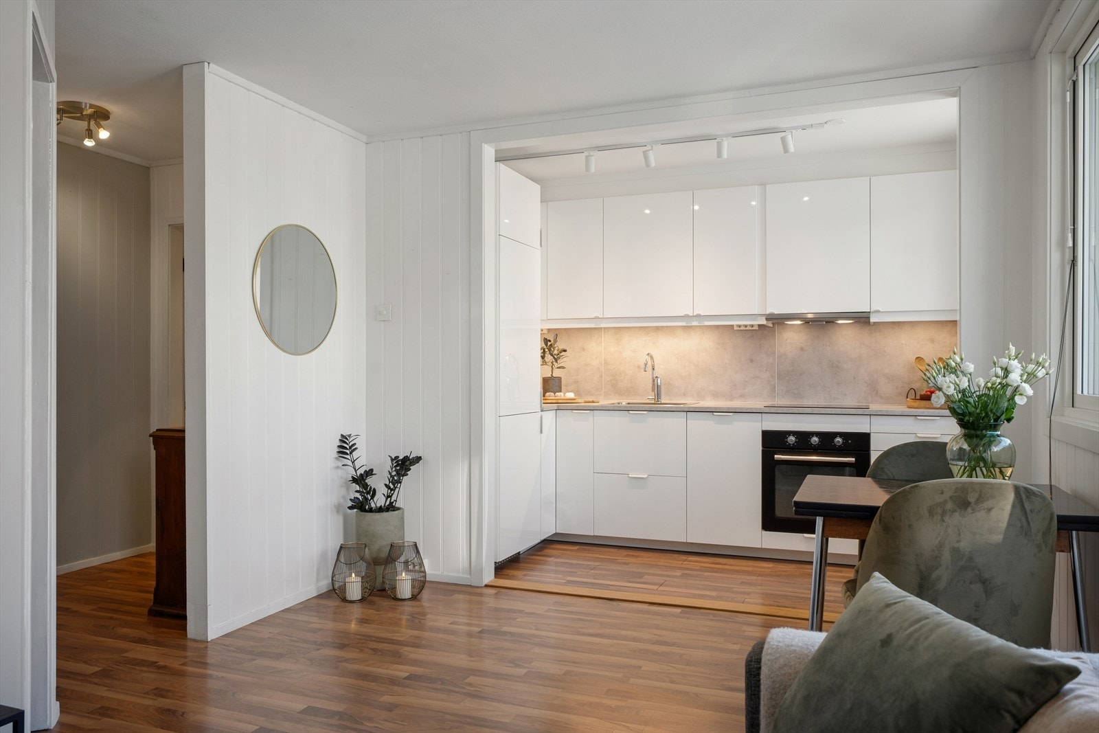 Leiligheten har en pen kjøkkeninnredning fra 2019 med glatte fronter, laminerte skrog og en laminert benkeplate med nedfelt kjøkkenkum. Galleribilde