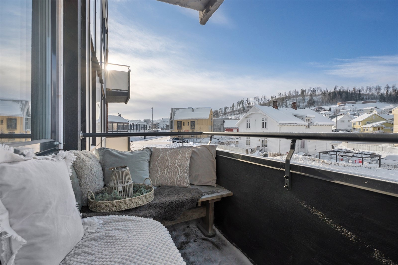 Det er sol fra ca. kl. 12-13 og ut kvelden på balkongen. Galleribilde