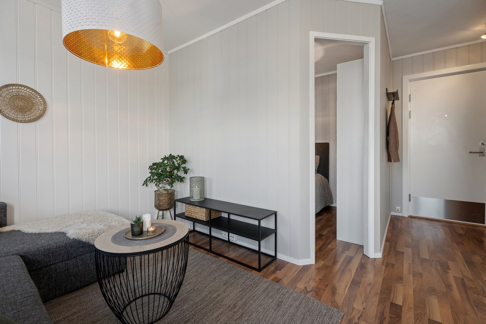 Pent laminatgulv og glatte vegger, noe som er gjennomgående i hele leiligheten. Galleribilde