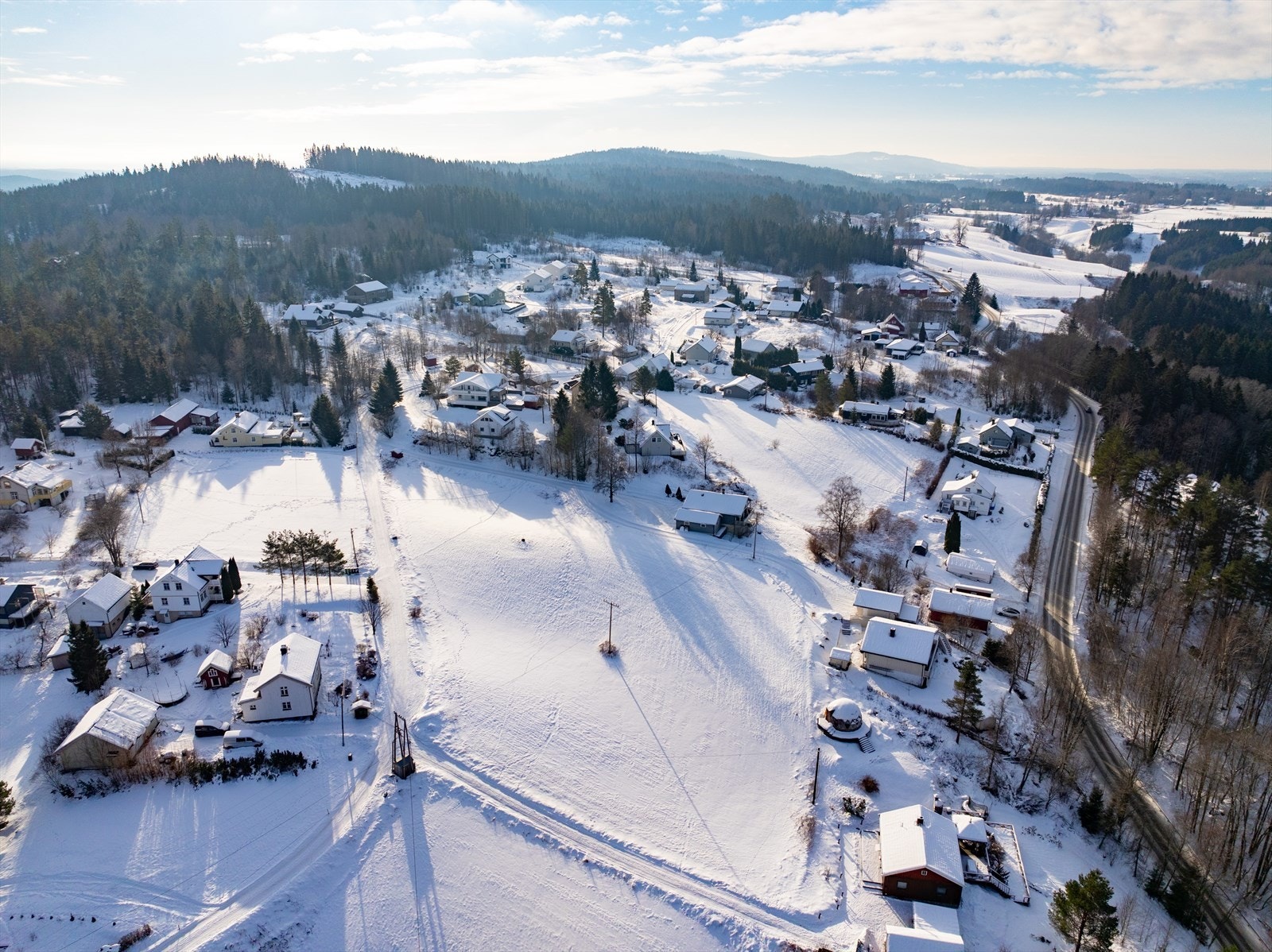 Tomten i boligfeltet er lett skrånende og solrik. Galleribilde