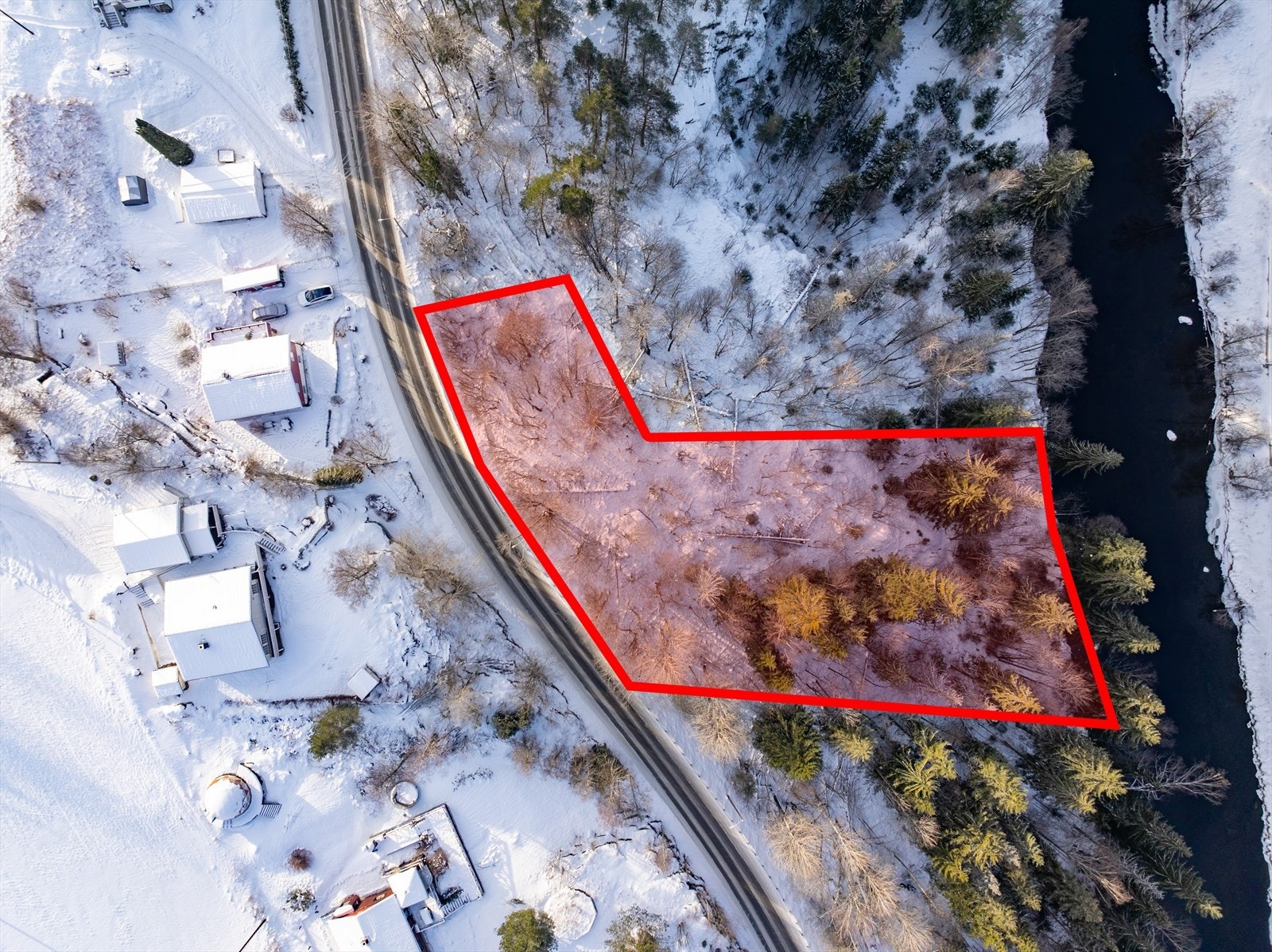 Teig to ligger på nedsiden av veien mot elven. Det gjøres spesielt oppmerksom på at oppmerkingen av tomten kun er ca grenser og eksakte grenser må sees i vedlagt kart. Galleribilde