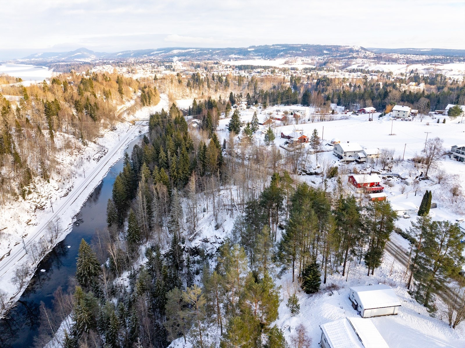 Det er enkelt å pendle til Oslo fra Eidsvoll Stasjon som ligger kun 2,3 km unna med stor pendlerparkering. Galleribilde