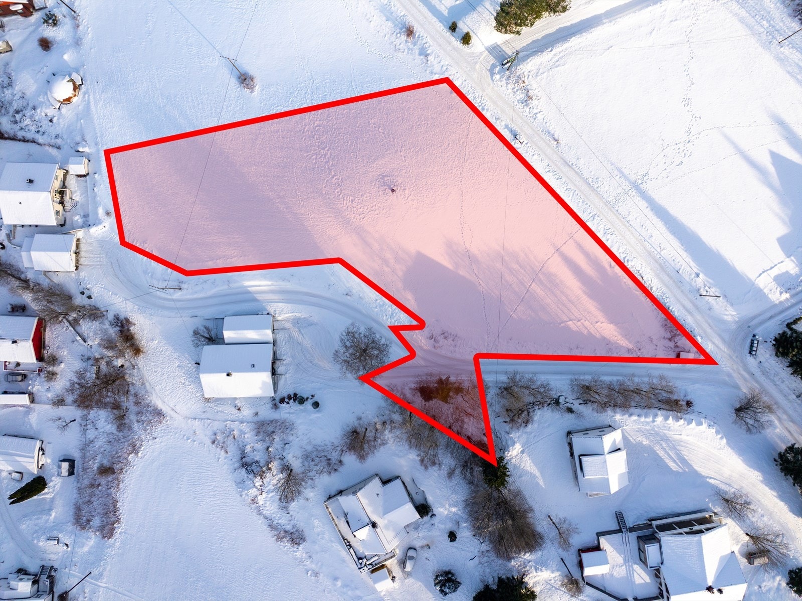 Romslig tomt på totalt 8816 som fordeler seg på to teiger. Hovedteig vist på bildet. Det gjøres spesielt oppmerksom på at oppmerket område kun er ca grenser og eksakte grenser må sees i vedlagt kart. Galleribilde