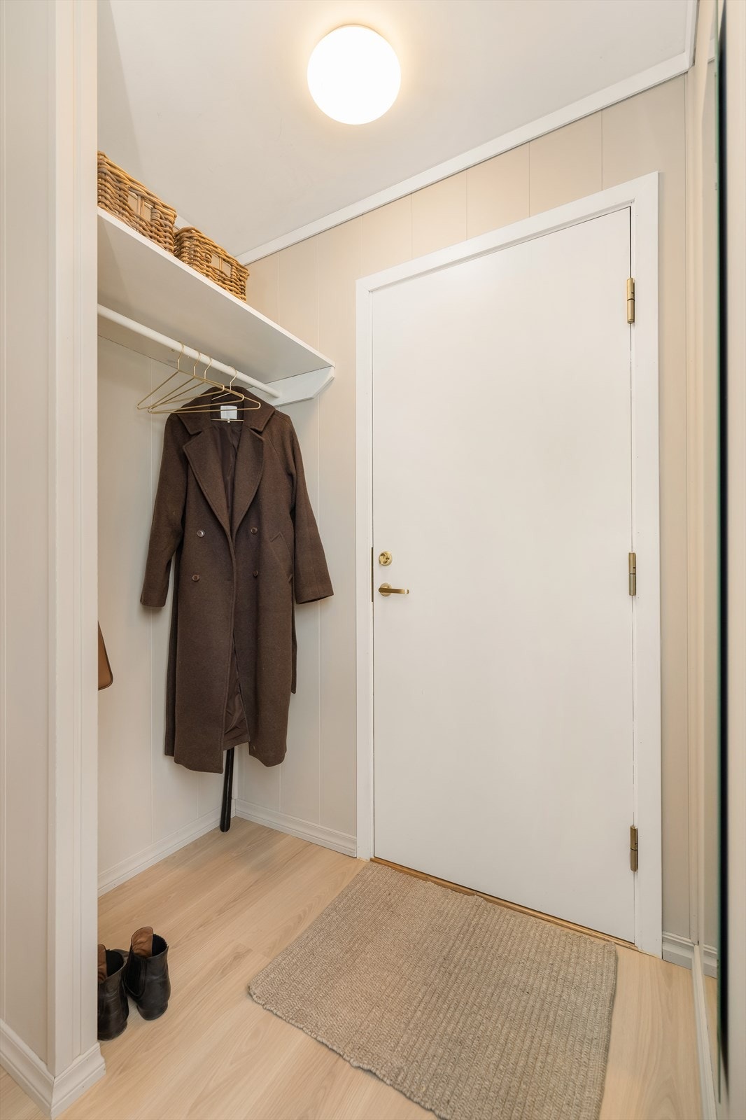 God plass til yttertøy og sko ved inngangsdøren Galleribilde