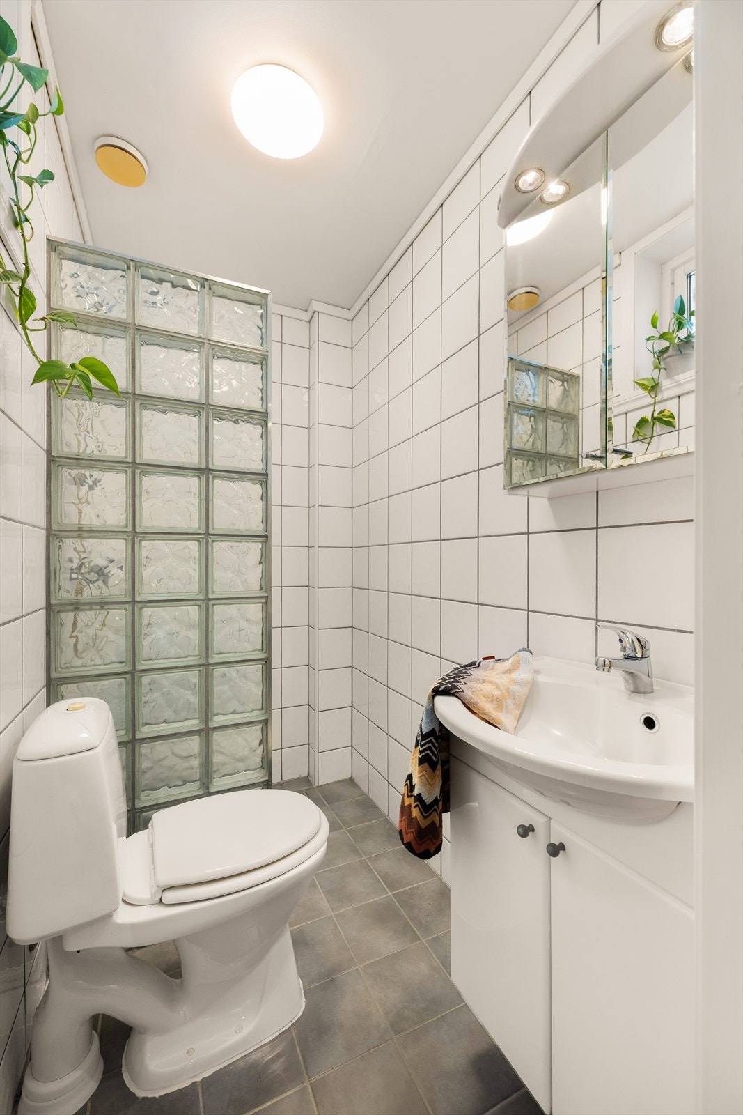 Dusjnisje avdelt med glassbyggersten Galleribilde