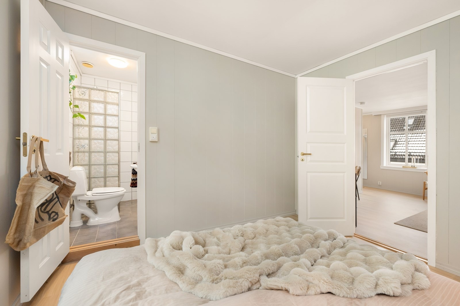 Inngangen til bad er fra soverom Galleribilde