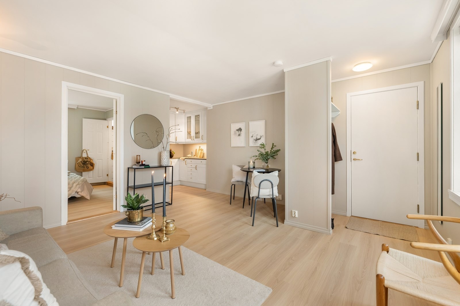 Det er lagt ny en-stavs laminatparkett Galleribilde