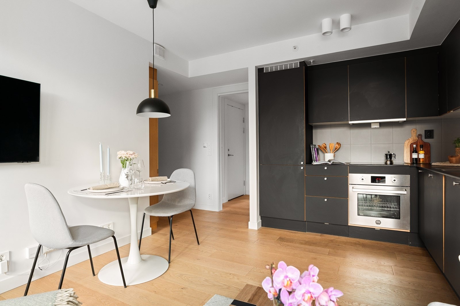 Kjøkkenet er utstyrt med integrert stekeovn, kjøl/frys og oppvaskmaskin. Avtrekk via balansert ventilasjonsanlegg. Galleribilde