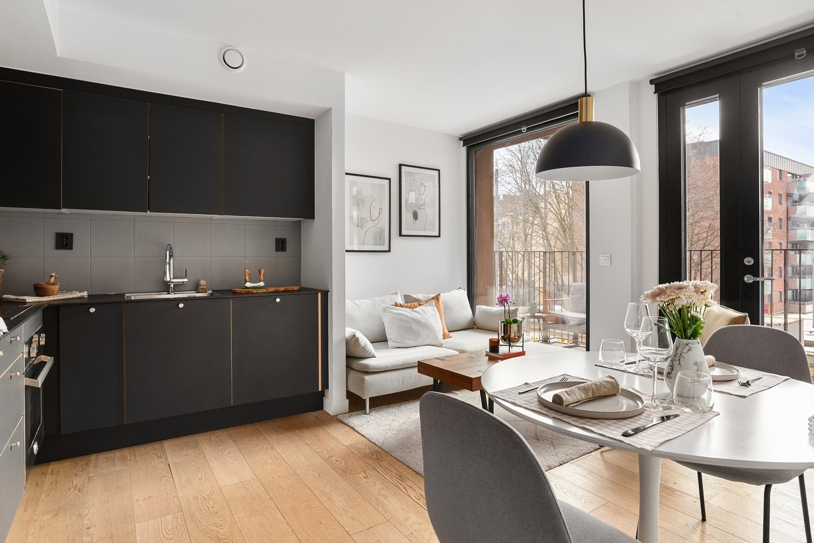 Den åpne løsningen mellom stue og kjøkken skaper en luftig romfølelse og gir rom for en naturlig spiseplass. Galleribilde