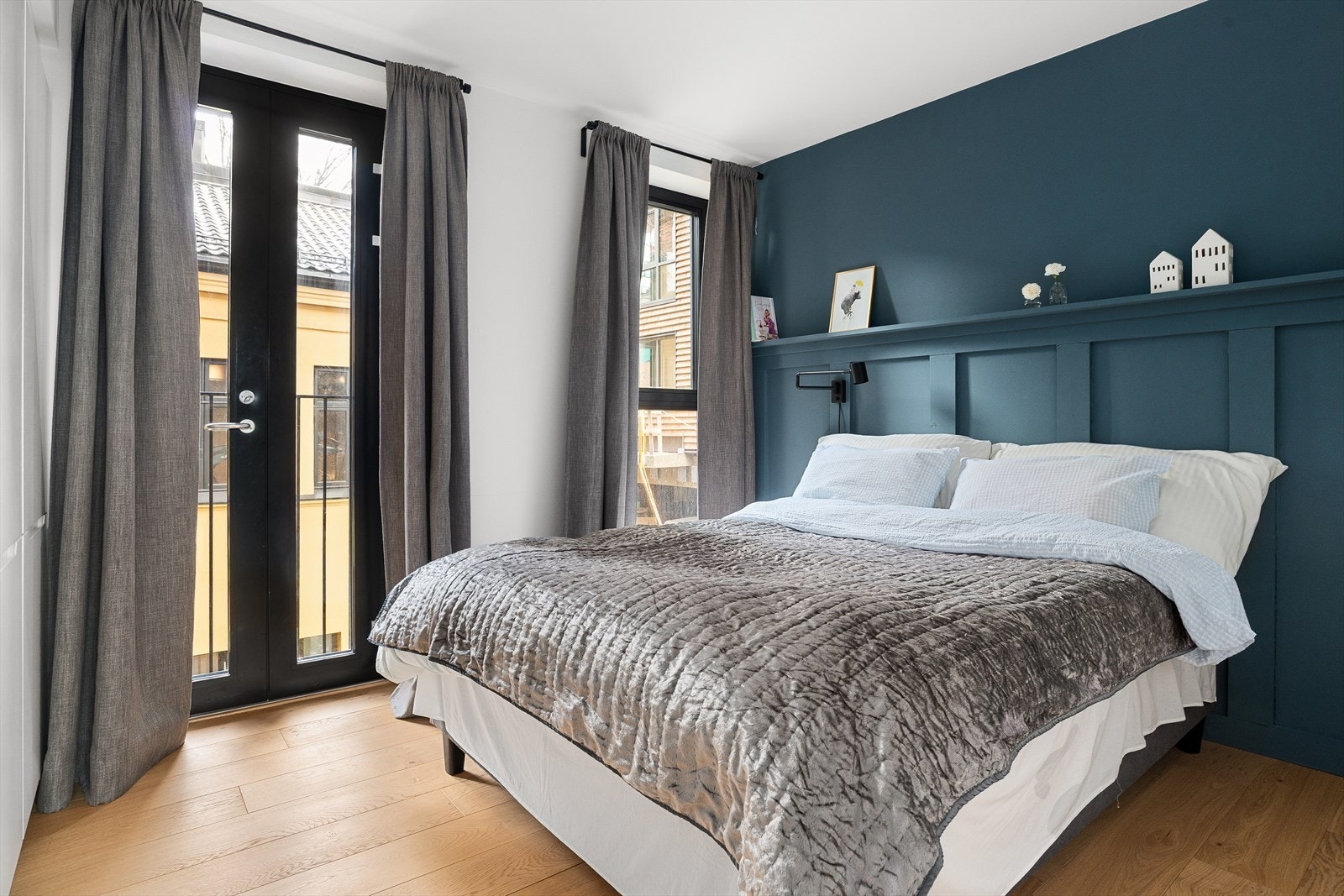 Soverommet fremstår som lyst med en rolig atmosfære. Store vindusflater og balkongdør slipper inn godt med naturlig lys og gir rommet en luftig følelse. Galleribilde