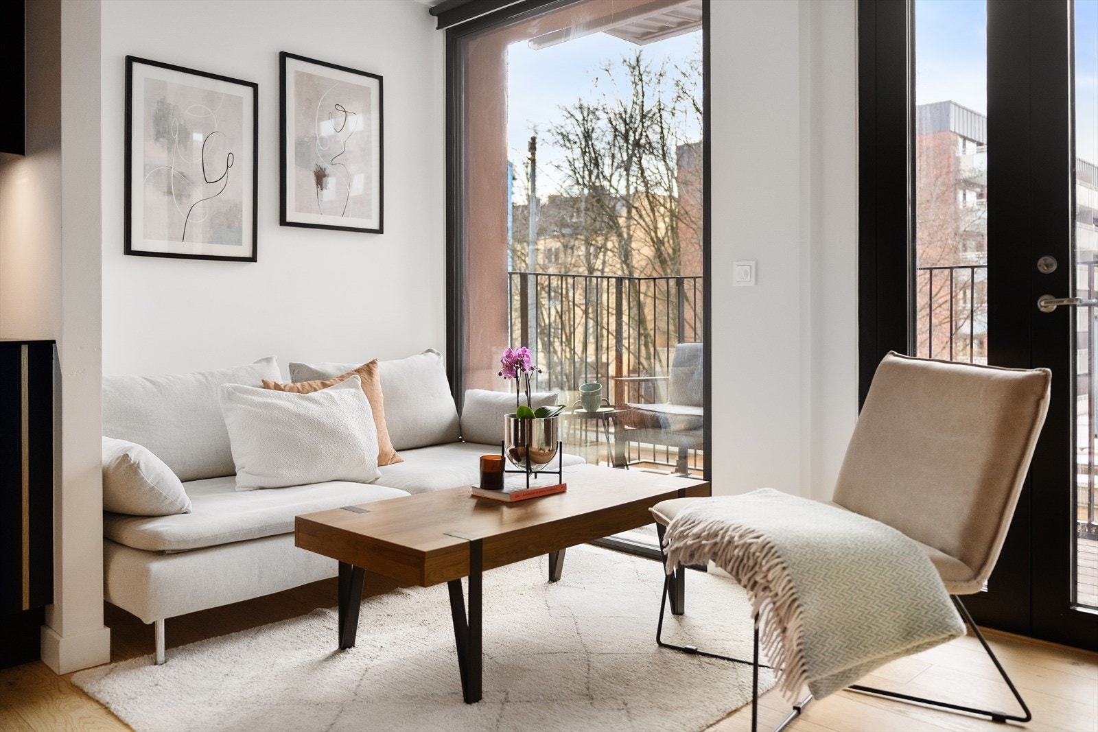 Her har du plass til en mindre sittegruppe med tilhørende møblement. Galleribilde