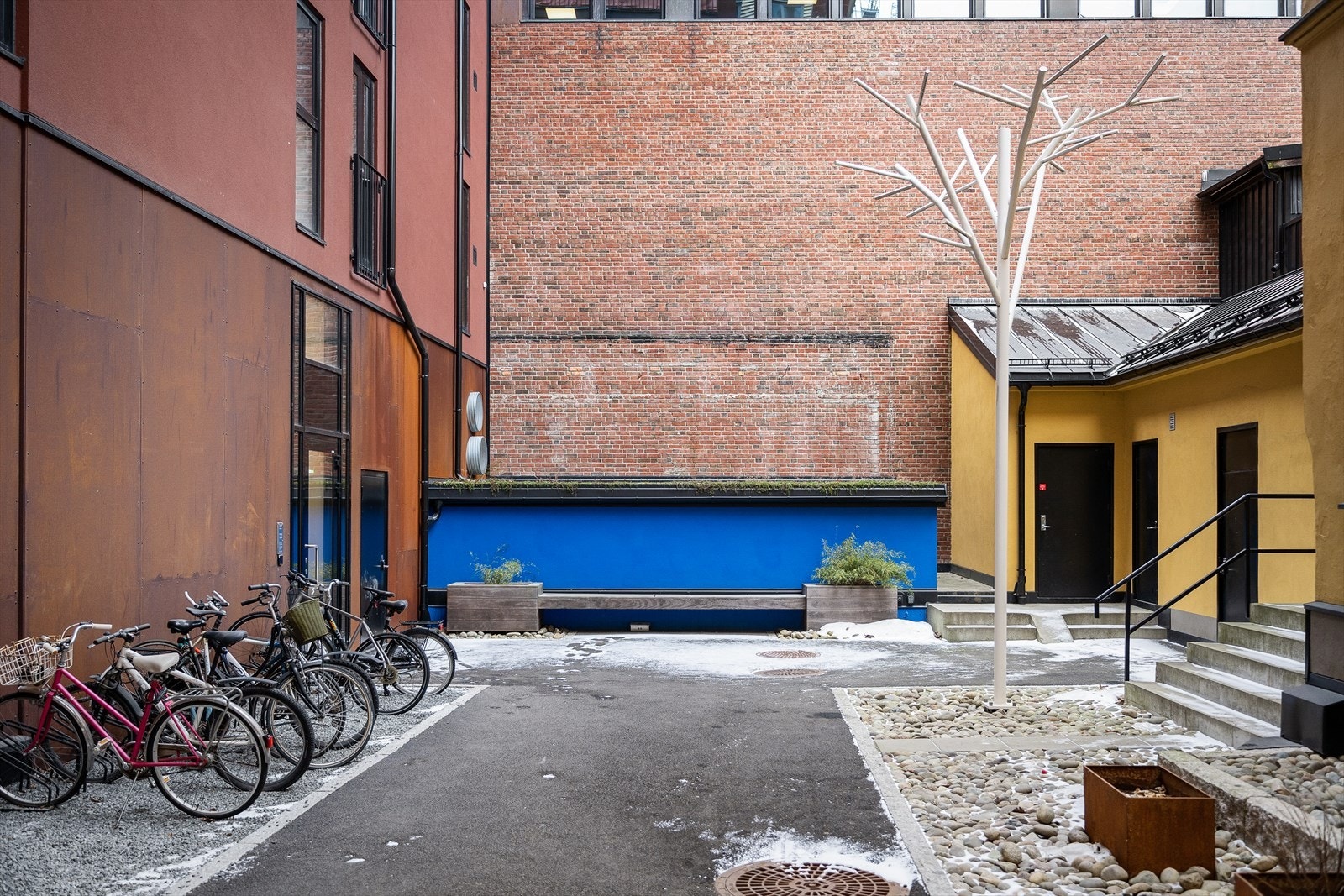 Hyggelig bakgård med praktisk felles sykkelparkering for beboerne. Galleribilde