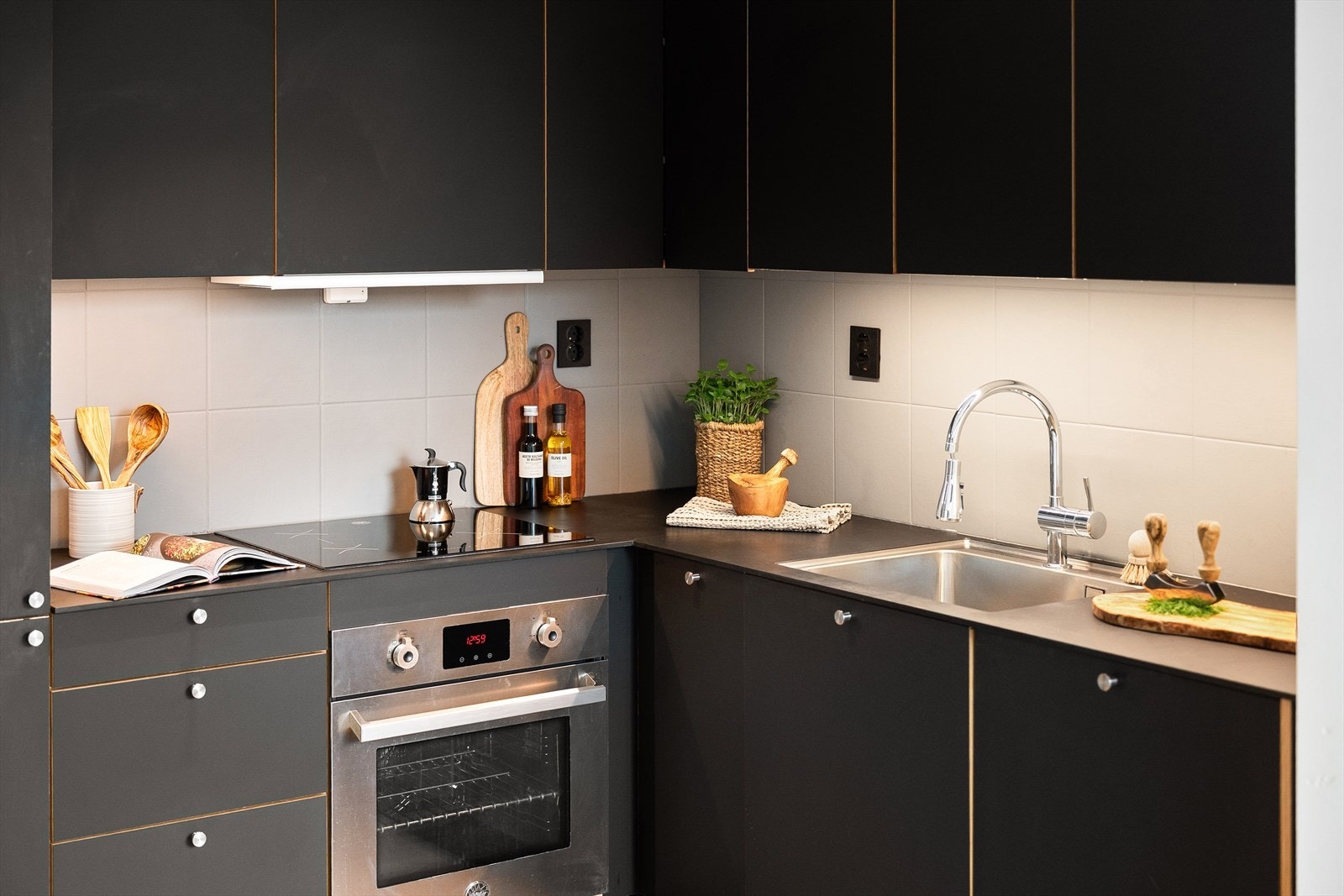 Laminat benkeplate med underlimt oppvaskkum og nedfelt induksjonstopp gir et helhetlig og moderne uttrykk. Galleribilde