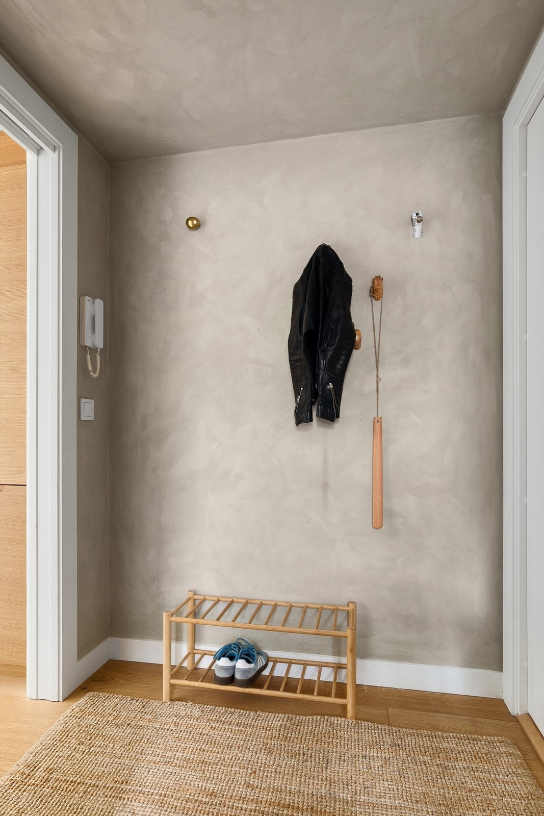 Entréen fremstår som lys og innbydende med en gjennomført og moderne utførelse. Galleribilde