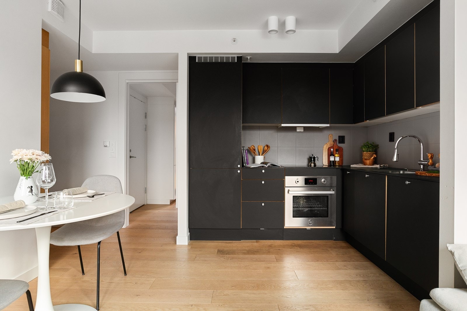 Kjøkkeninnredning fra HTH med laminerte fronter og takhøye overskap som gir rikelig med oppbevaringsplass. Galleribilde