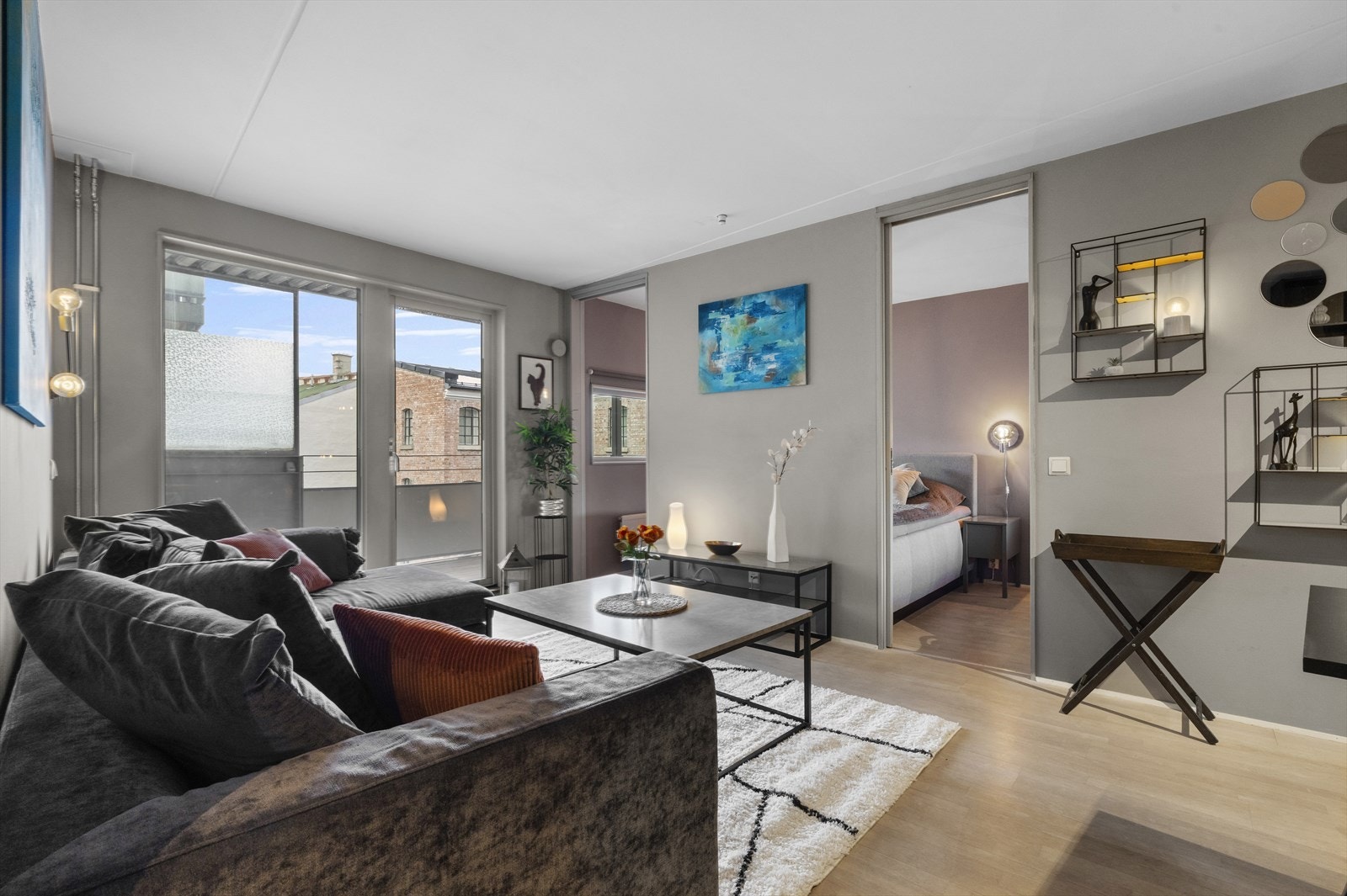 Rommet har store vindusflater og videre adkomst ut til balkongen. Galleribilde