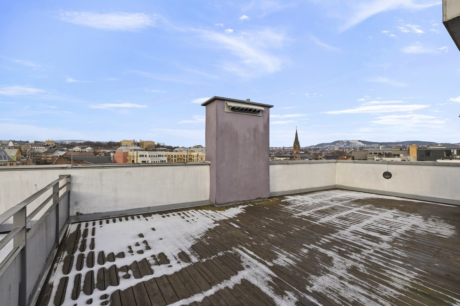 Borettslaget har felles takterrasse for beboere med fantastisk utsikt over byens tak og mot åsene rundt. Galleribilde