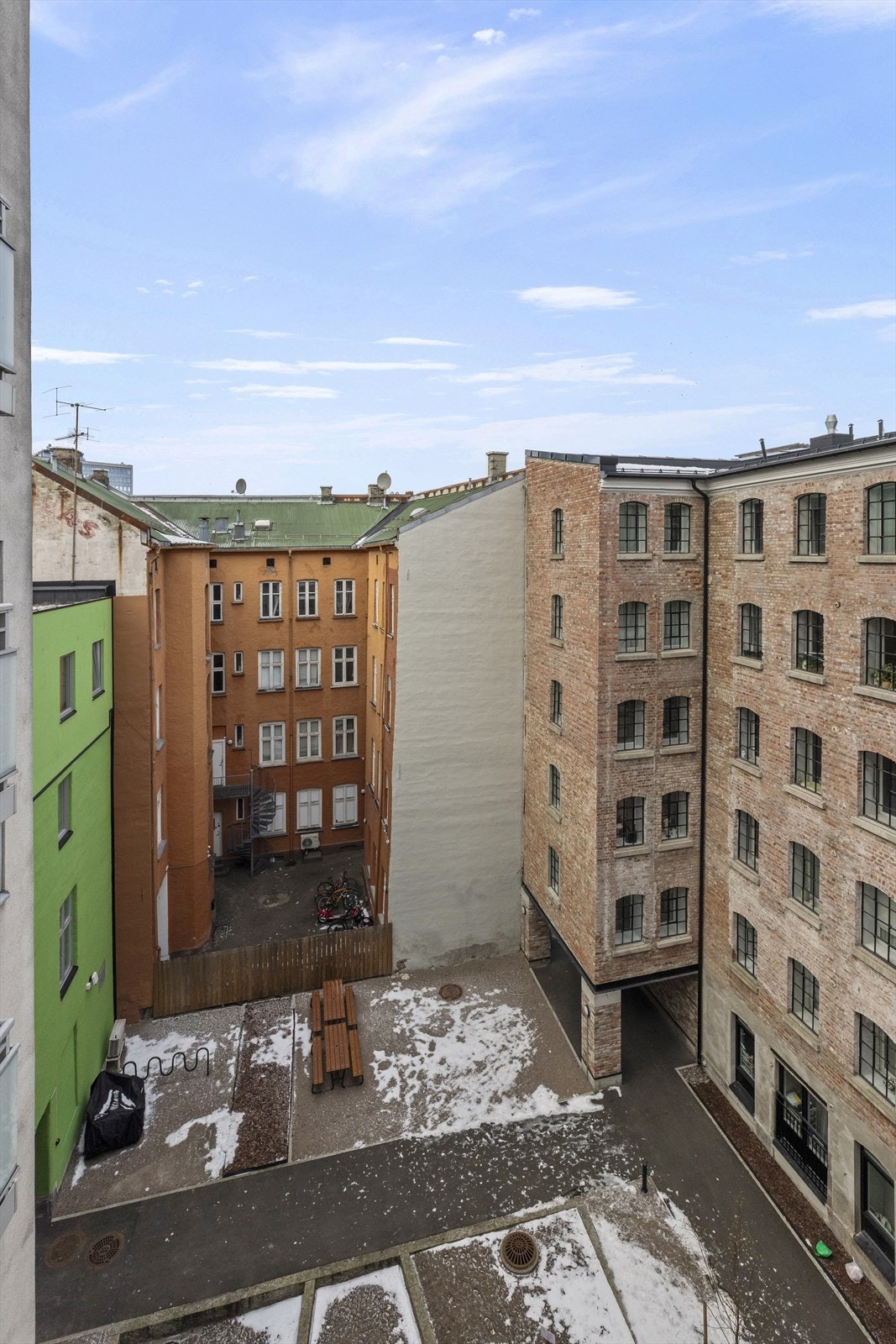 Balkongen vender mot indre gårdsrom. Galleribilde