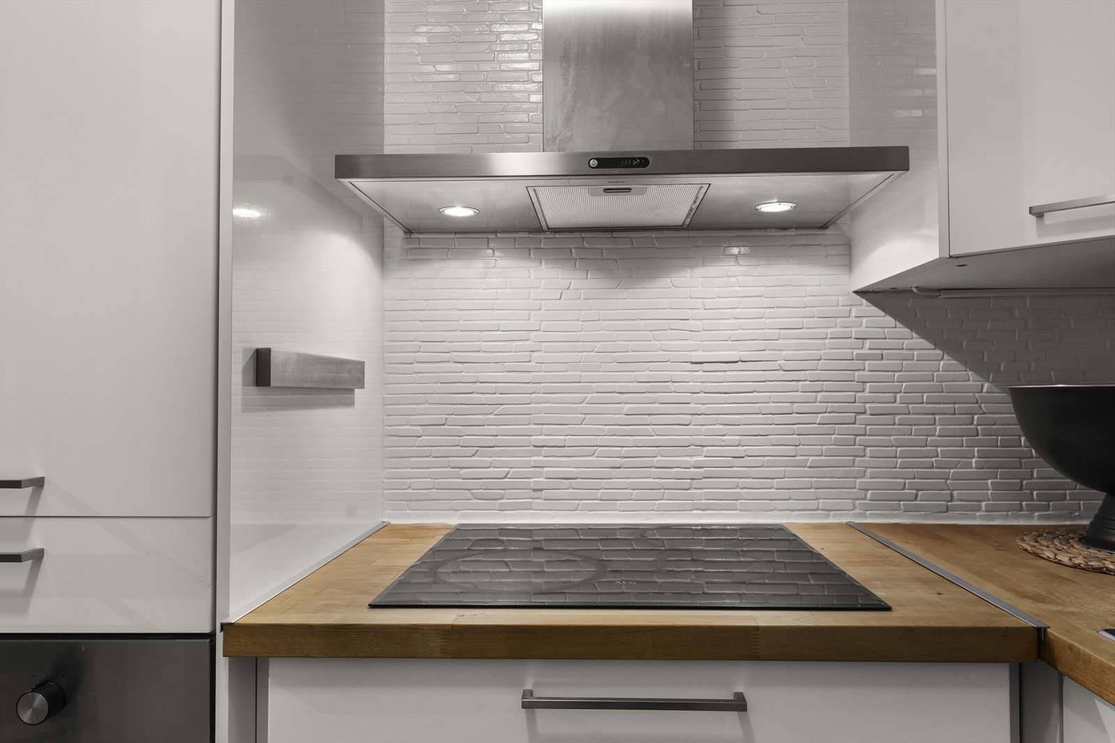 Keramisk platetopp fra 2022. Ventilatorvifte via sentralt avtrekksanlegg i bygget. Galleribilde