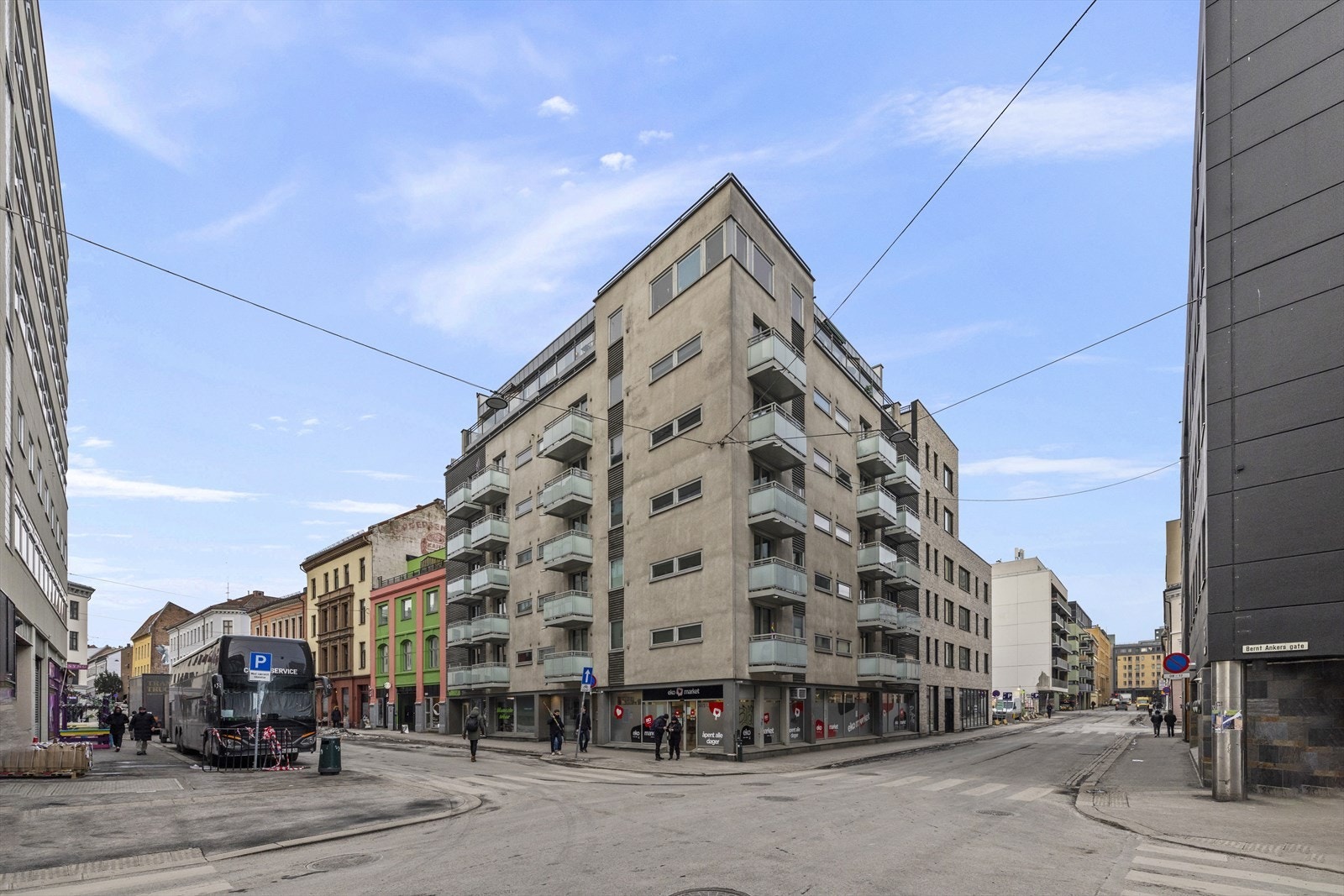 Leiligheten ligger i et veletablert og meget sentralt boligområde midt i Oslo sentrum. Området grenser til både Grünerløkka og St. Hanshaugen, og her bor man med hovedstadens mest populære møteplasser, handlegater og kulturtilbud rett utenfor døren. Galleribilde