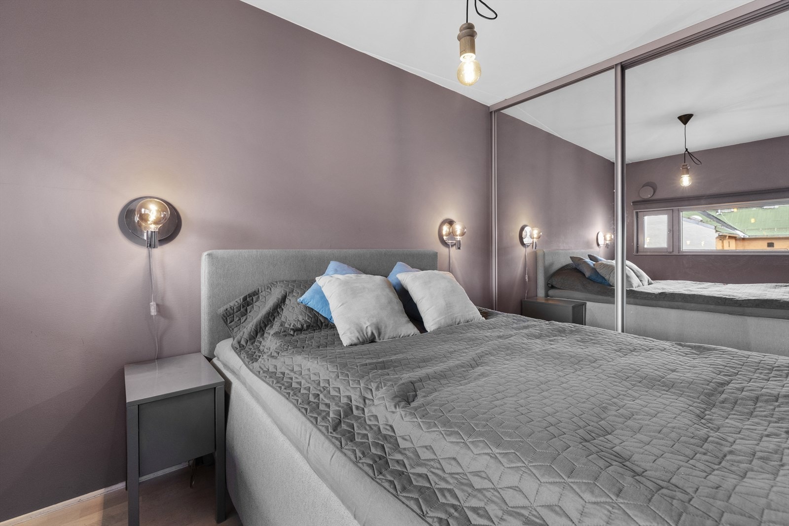 Speil skyvedørsgarderobe i soverom. Galleribilde