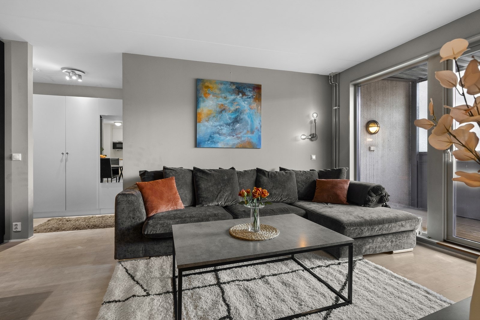 Notar v/Erling O. Turtum har gleden av å presentere Calmeyers gate 4. En 2-roms leilighet med sentral, attraktiv og tilbaketrukket beliggenhet i Oslo sentrum. Galleribilde