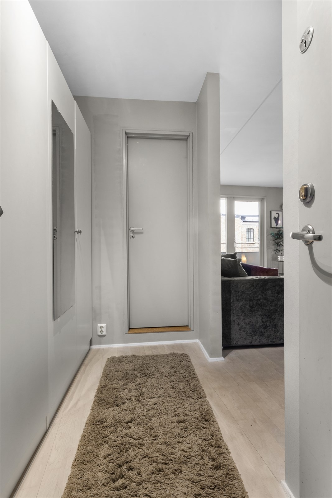 Entré/gang med parkett på gulv. Garderobeskap er montert. Her er det også plass til klesavheng og skotøy for øvrig. Videre adkomst til bad/wc og stue. Galleribilde