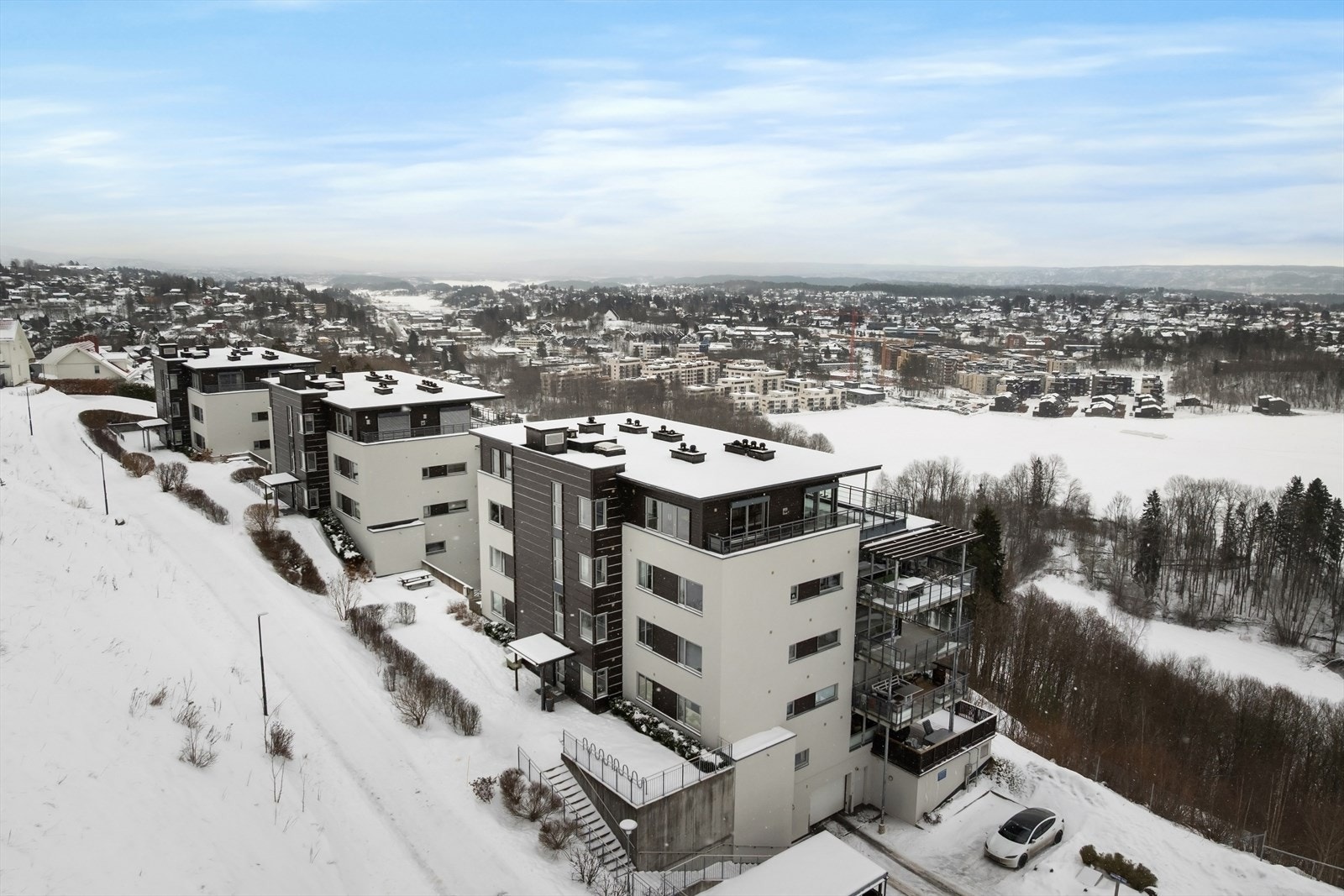 Lys og tiltalende leilighet beliggende i et stille og etablert boligområde på Åstadryggen, øverst på Øvre Billingstad. Galleribilde