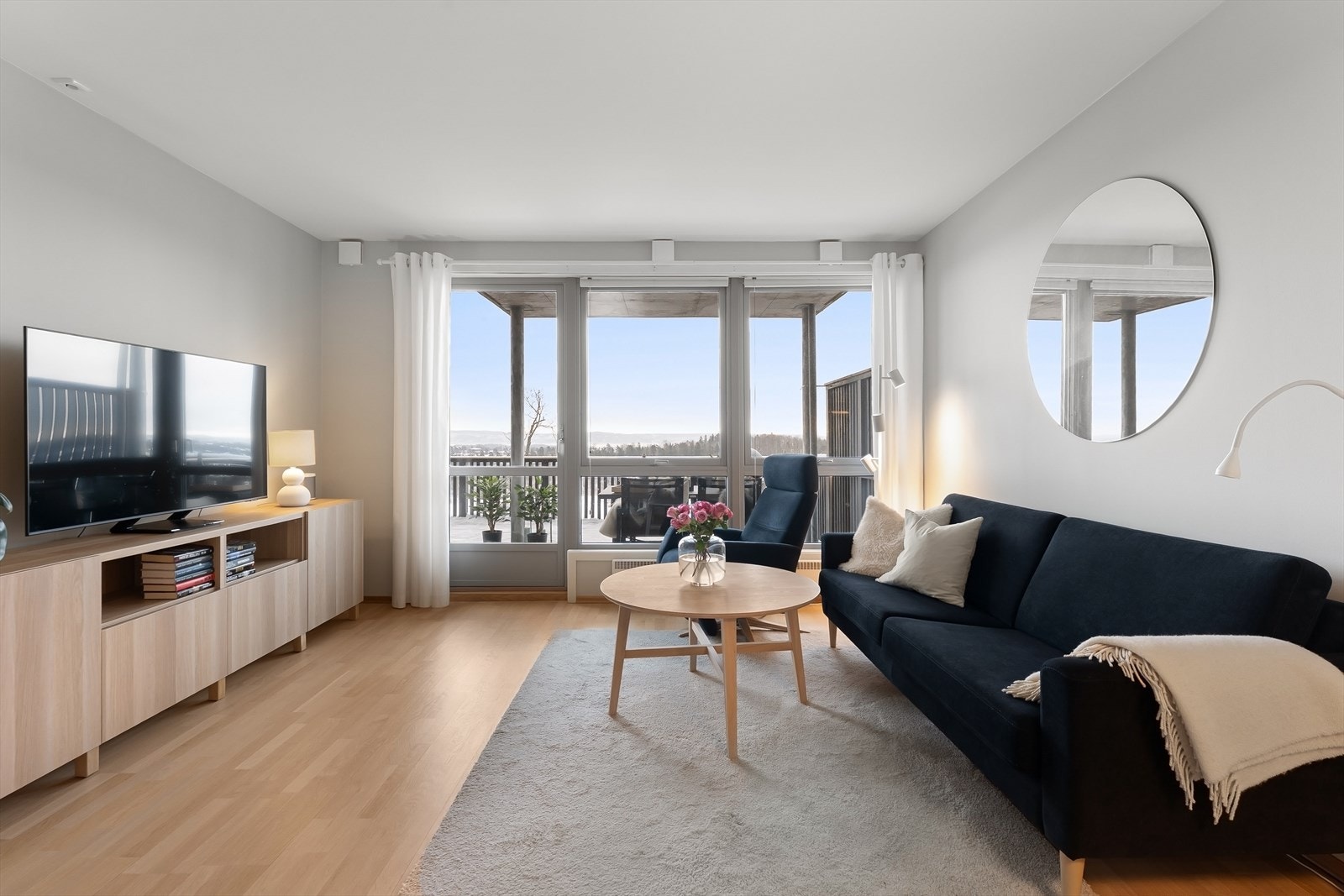 Store vindusflater som gir mye naturlig lys. Galleribilde